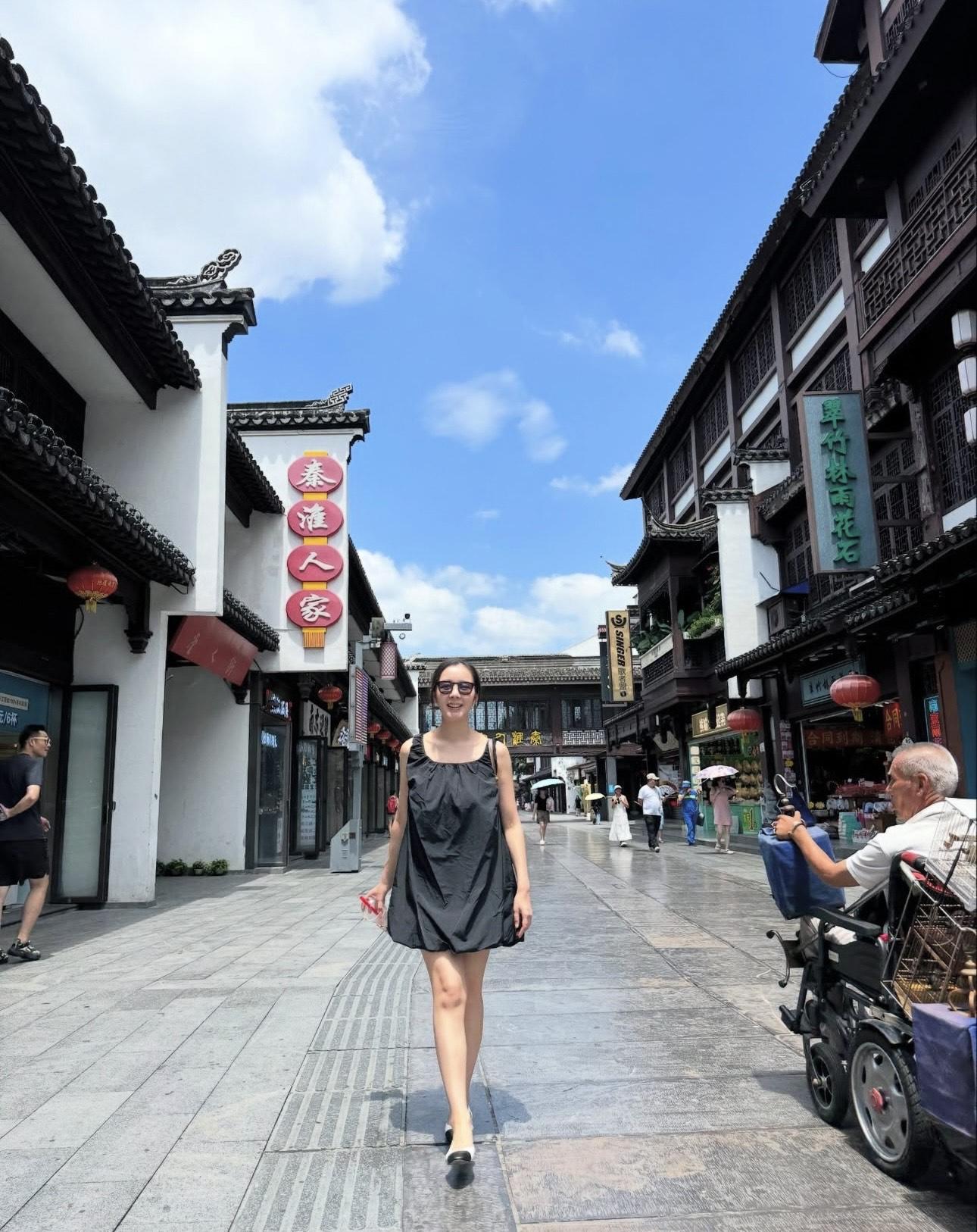 麥明詩在南京四圍大嘆美食,