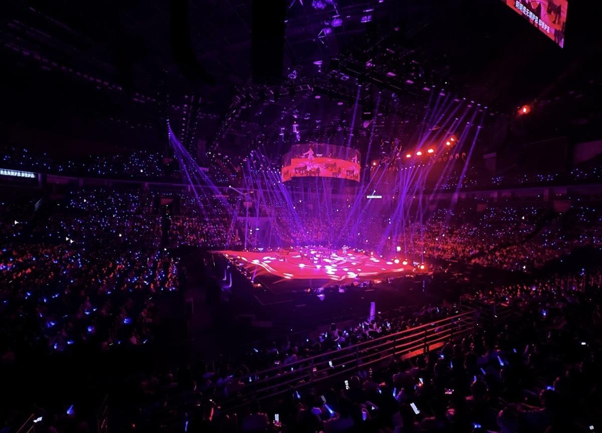 萬人合唱《歸來吧》,場面震撼。