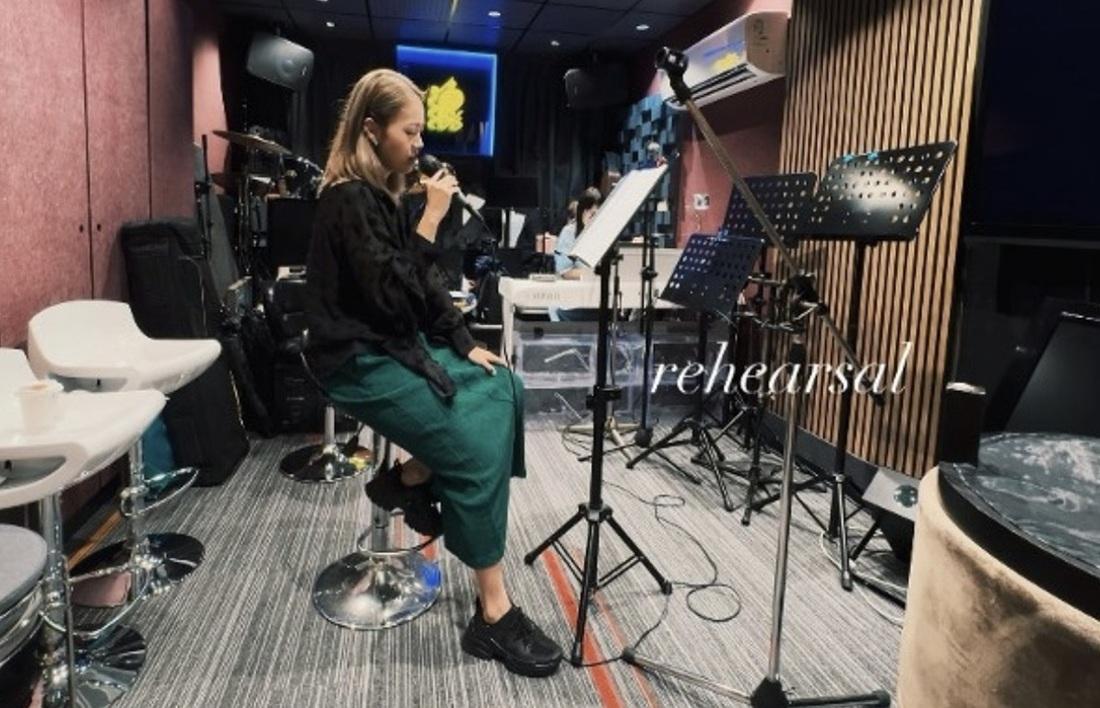 黃心穎埋頭苦幹練歌。