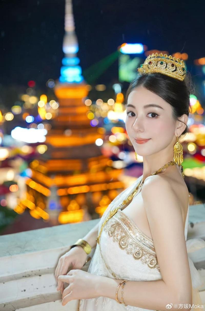 懷孕中身形繼續fit,亮點當然是香肩。