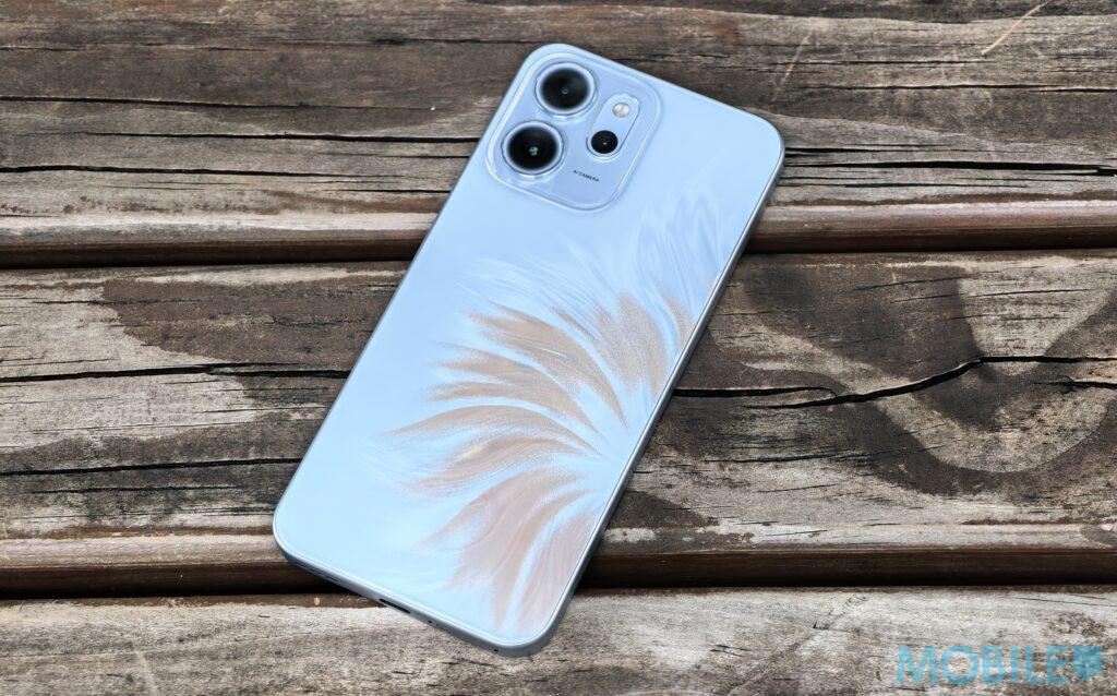 機身背面就採用磨沙玻璃設計,流體波紋紋理。而主鏡頭模組就設於機背的左上方。港版提供絢彩藍及靜謐綠兩色。