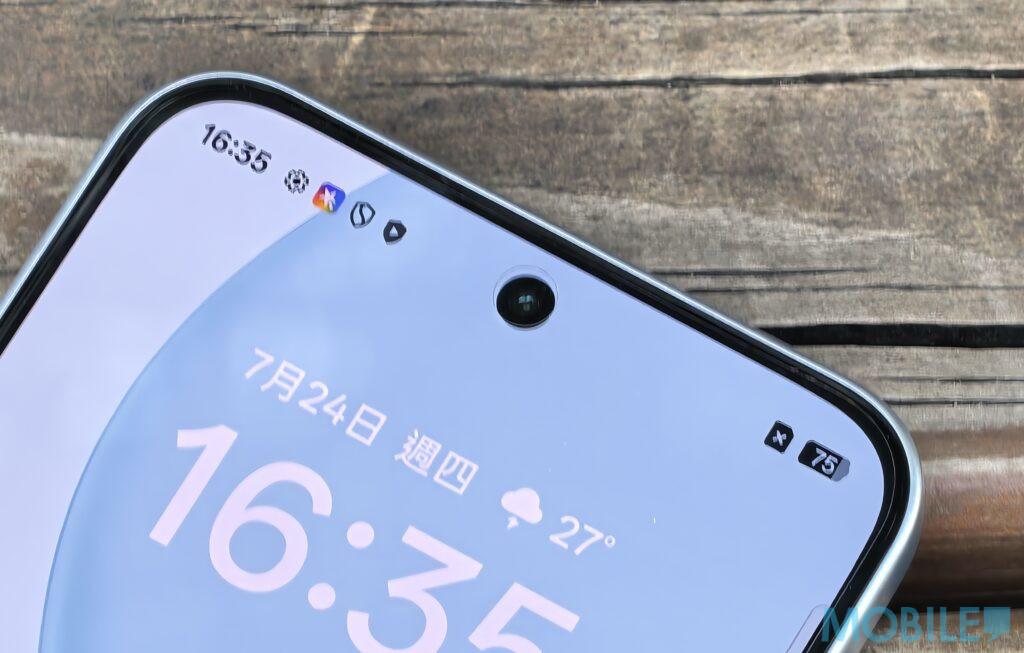 ▲屏幕的中上方的開孔部份設有3200萬像自拍鏡頭。