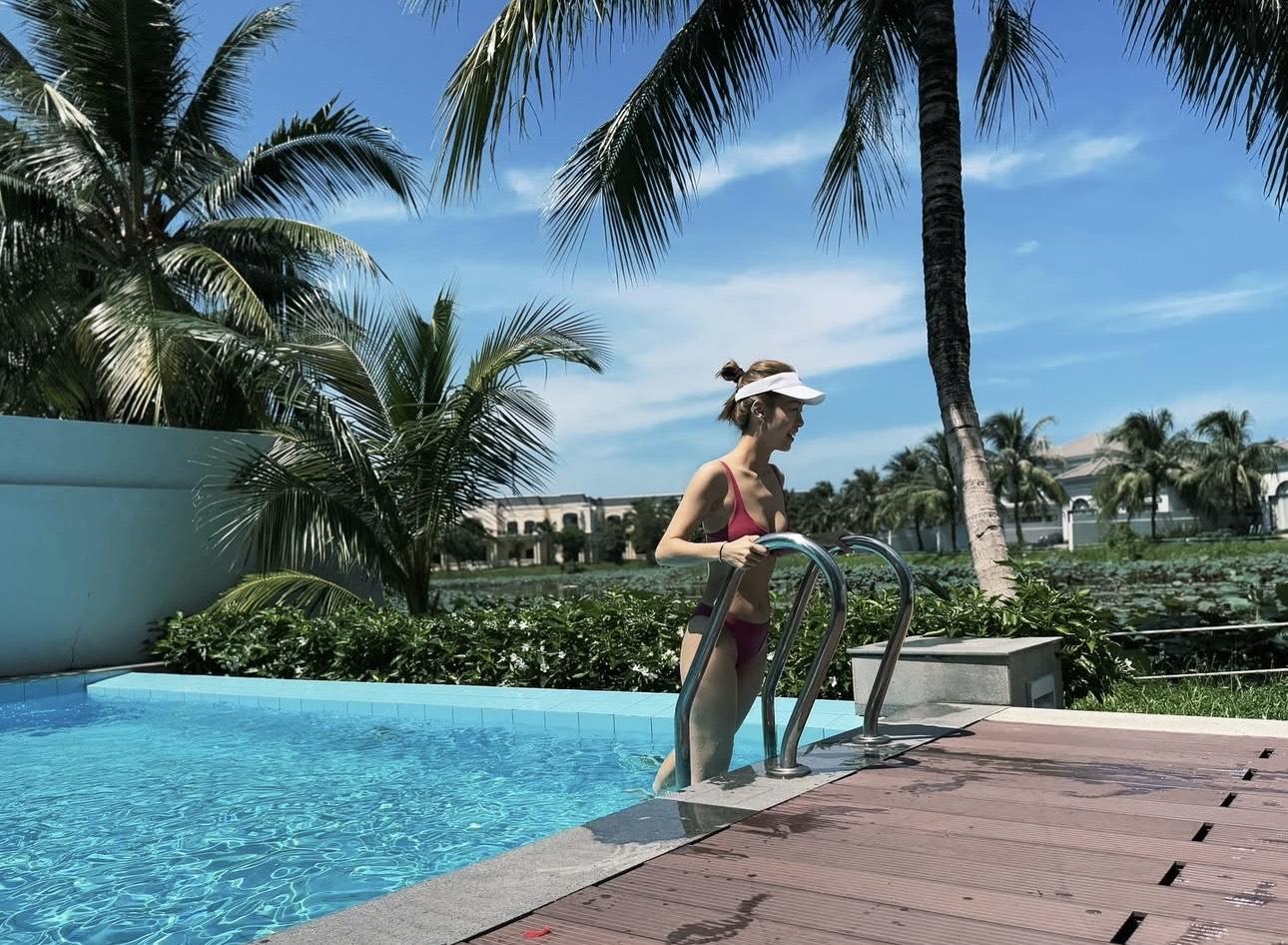 黃心穎穿上桃紅色泳衣,皮膚白滑,身材弗爆。