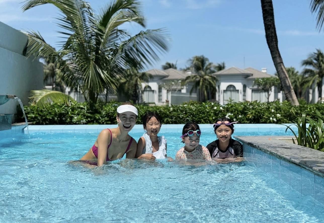 黃氏一家齊齊穿上隊服打卡。