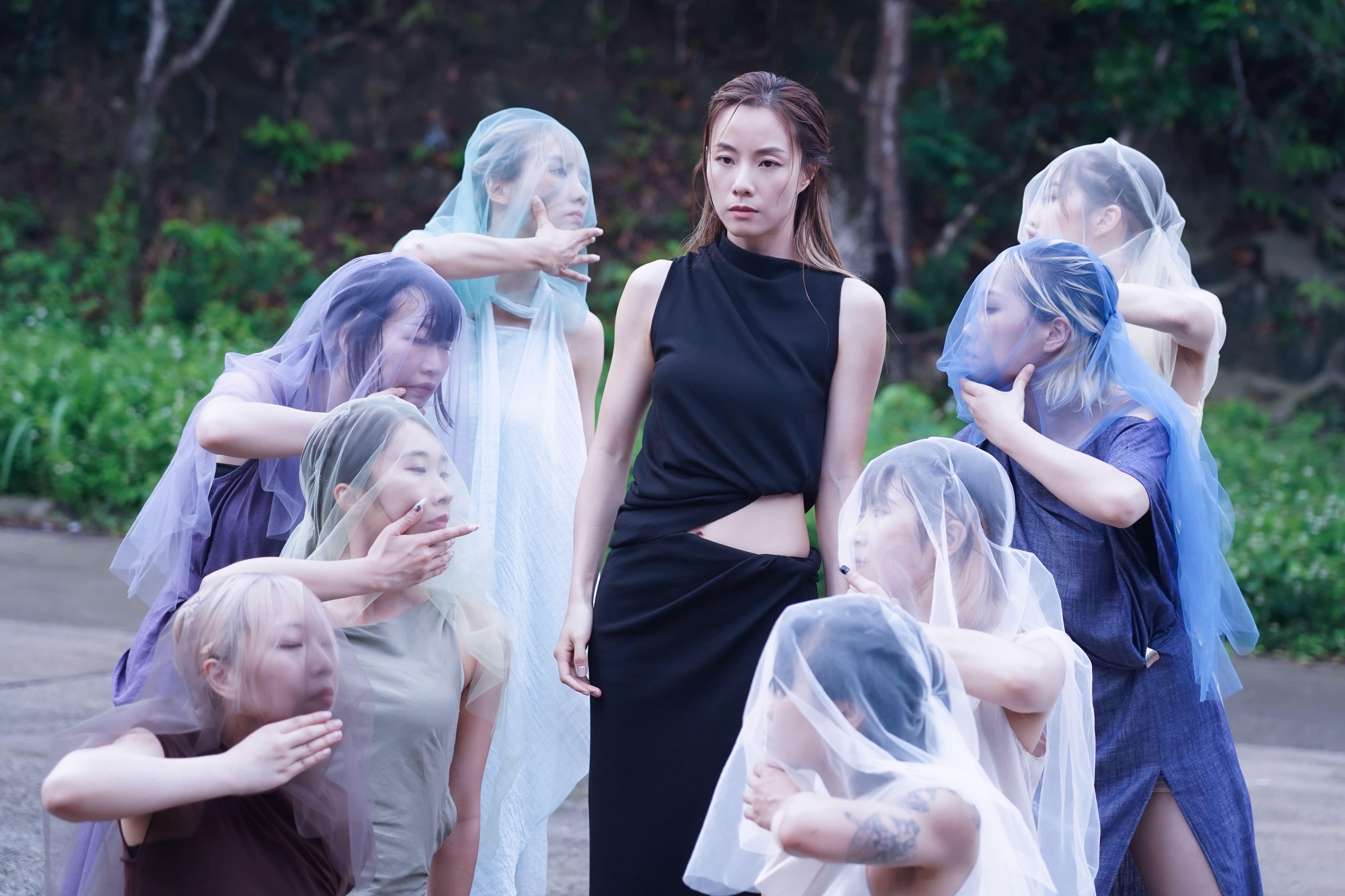 鄧麗欣拍新歌《立斷》上山下海。