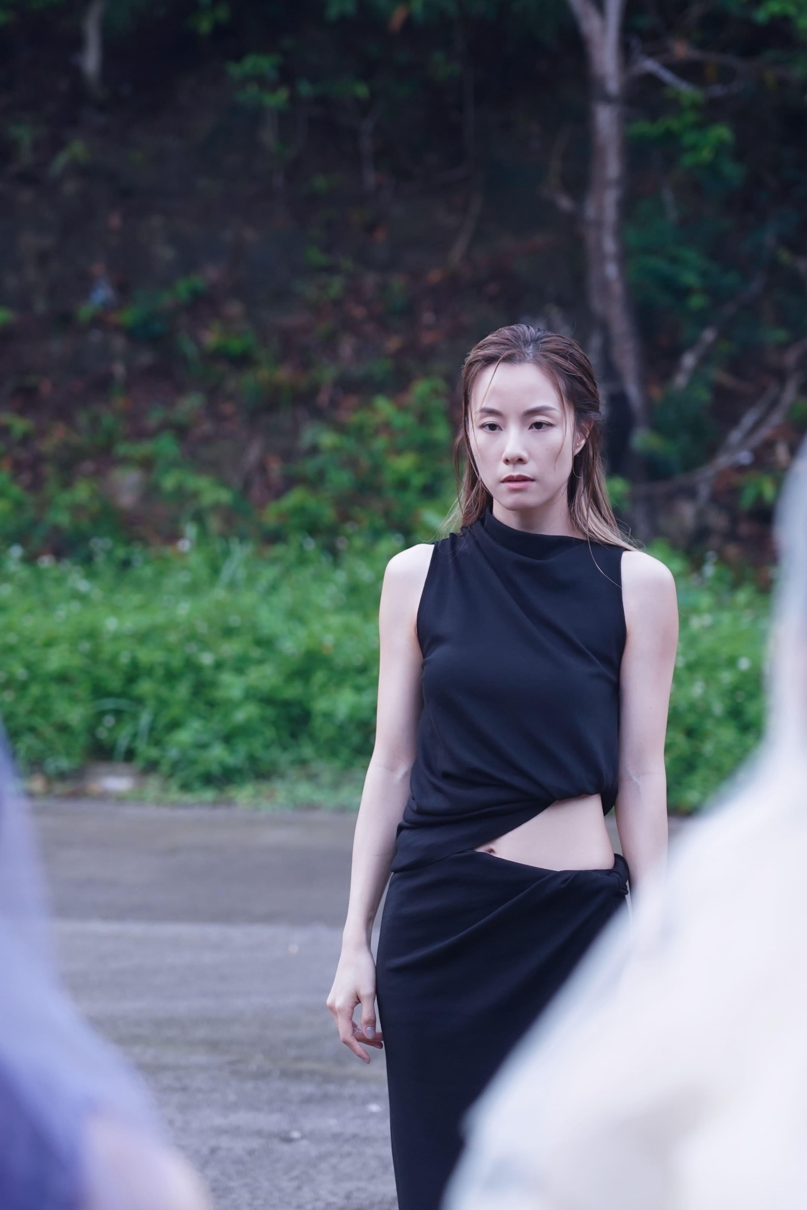 鄧麗欣拍新歌《立斷》上山下海。