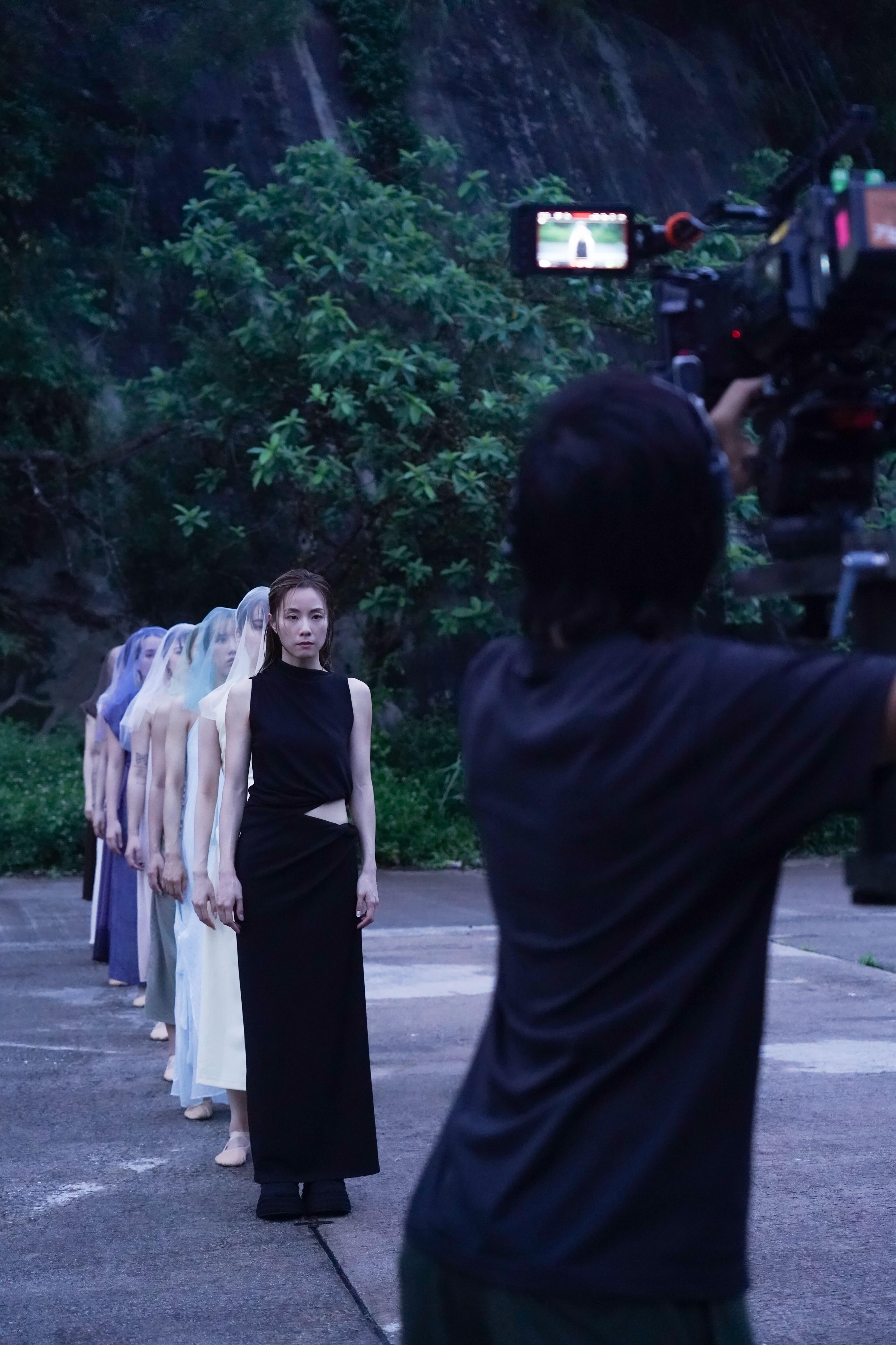 鄧麗欣拍新歌《立斷》上山下海。