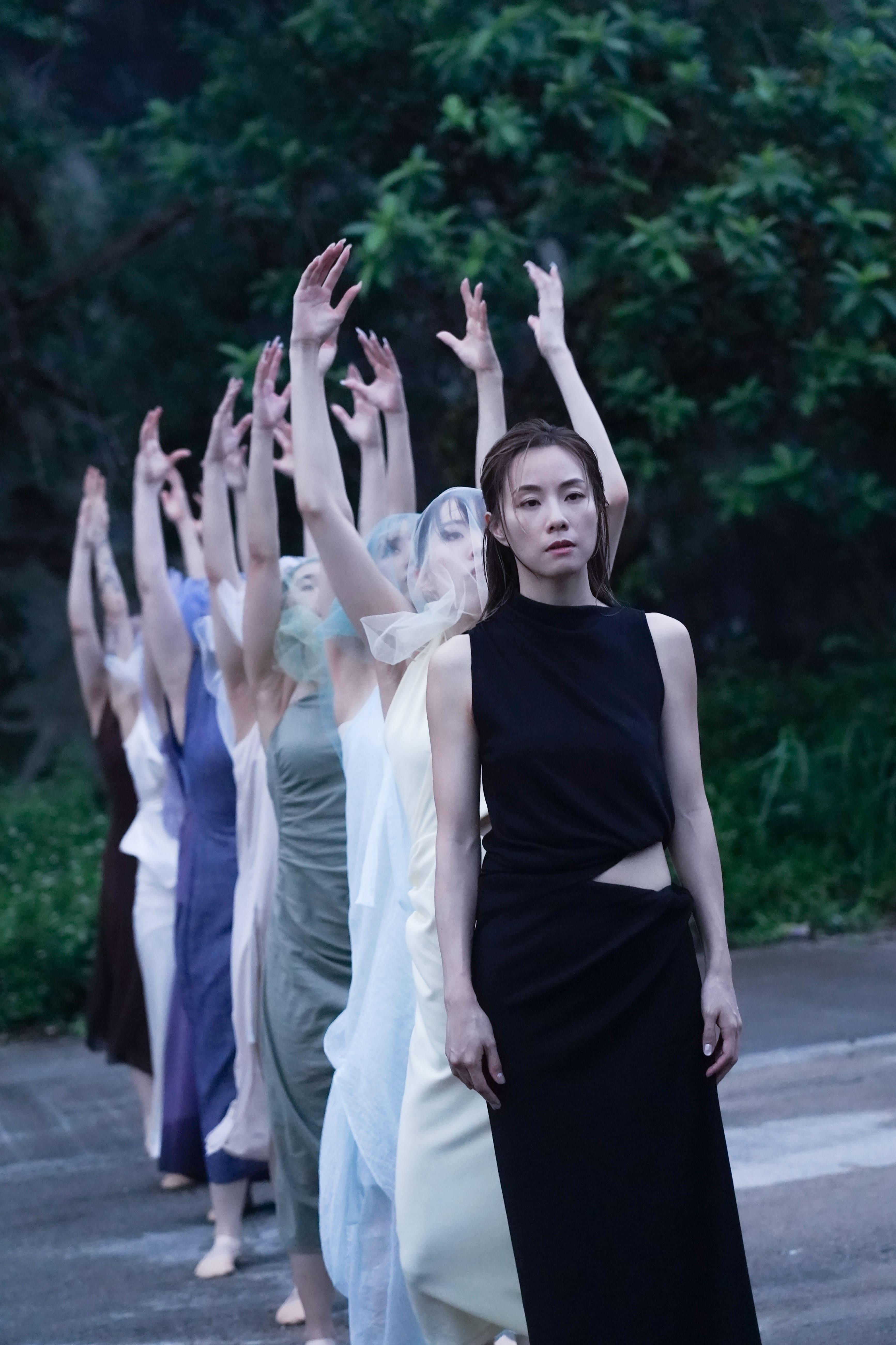 鄧麗欣拍新歌《立斷》上山下海。