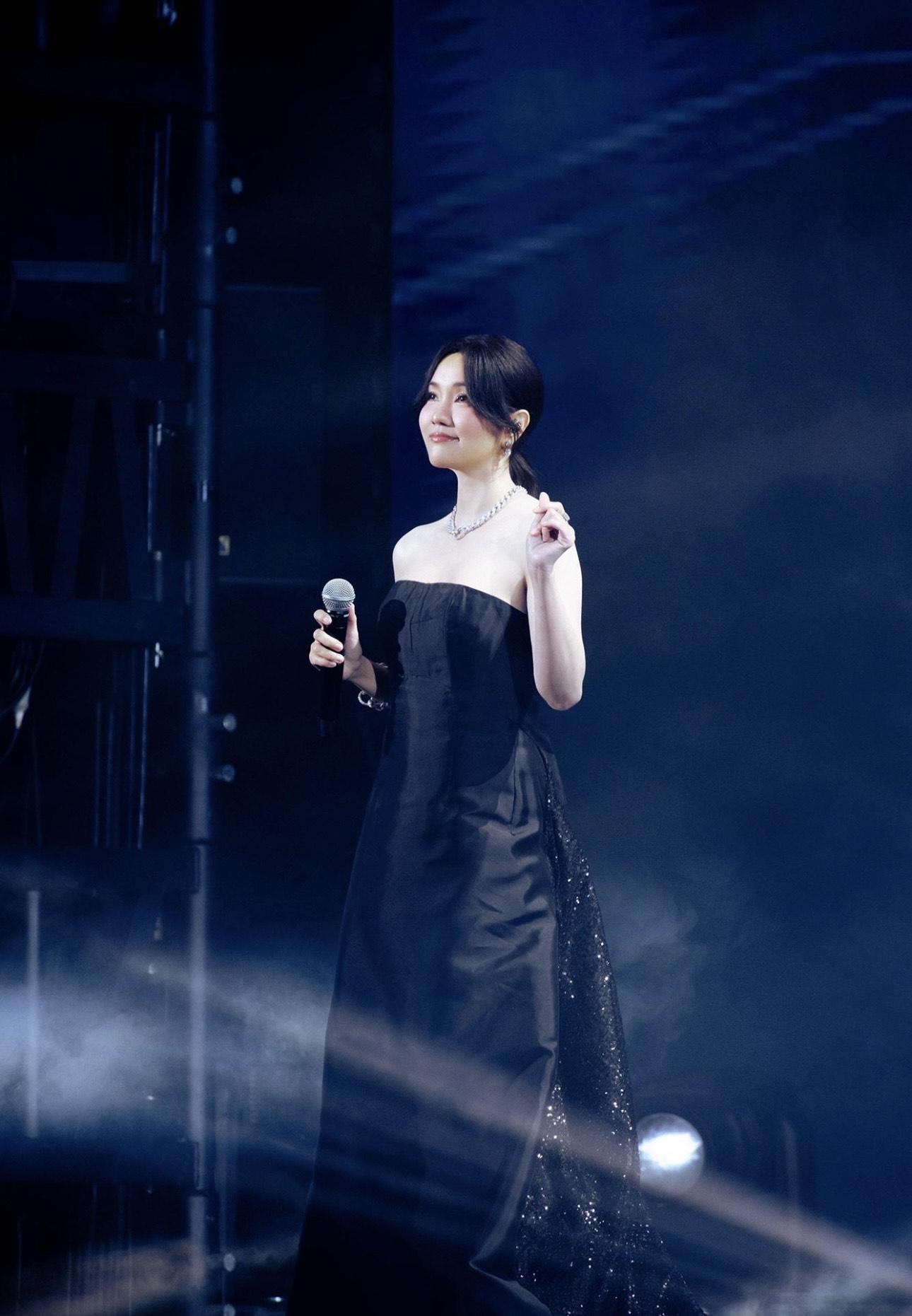 謝安琪唱《囍帖街》走音,被網民狠批。