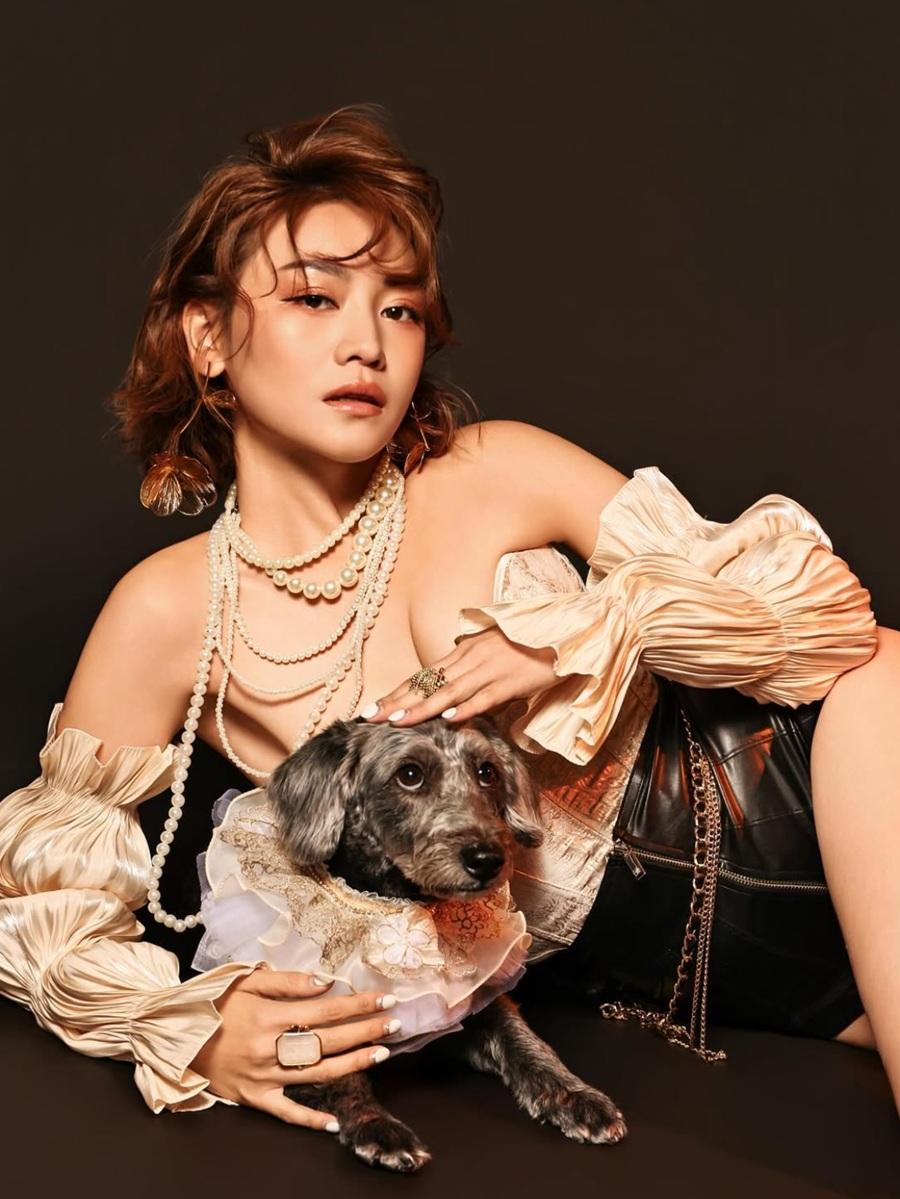 馬甲谷胸令本身不小的關嘉敏更突出。