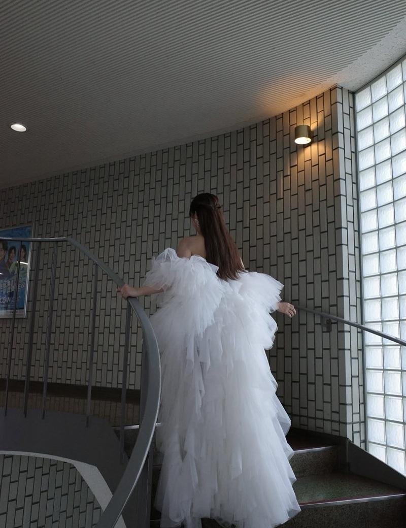 由前影到後,贊助商就如介紹婚紗一樣。