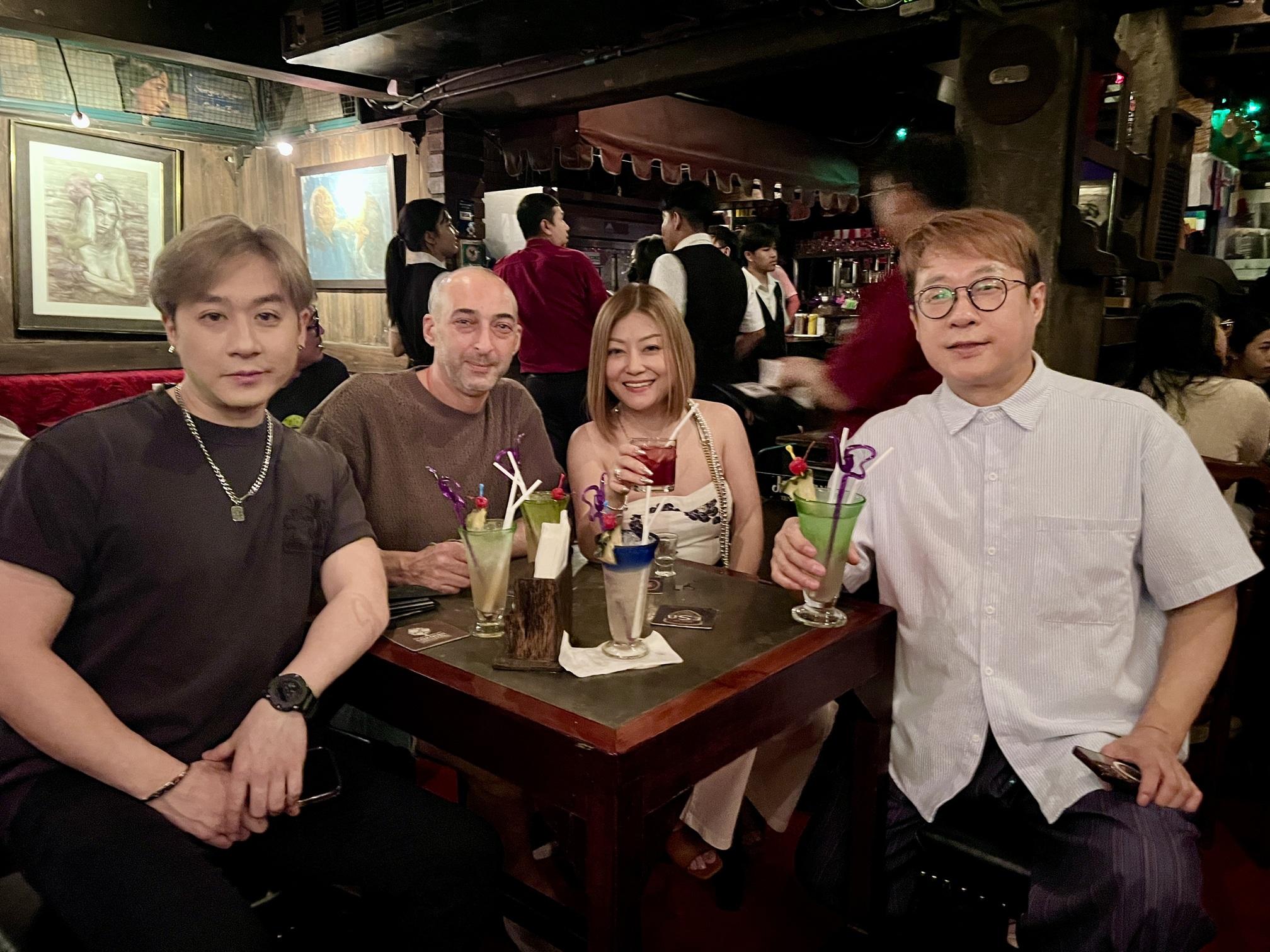 丁文俊(右)與涂家堯及李佳夫婦難得在曼谷相聚。