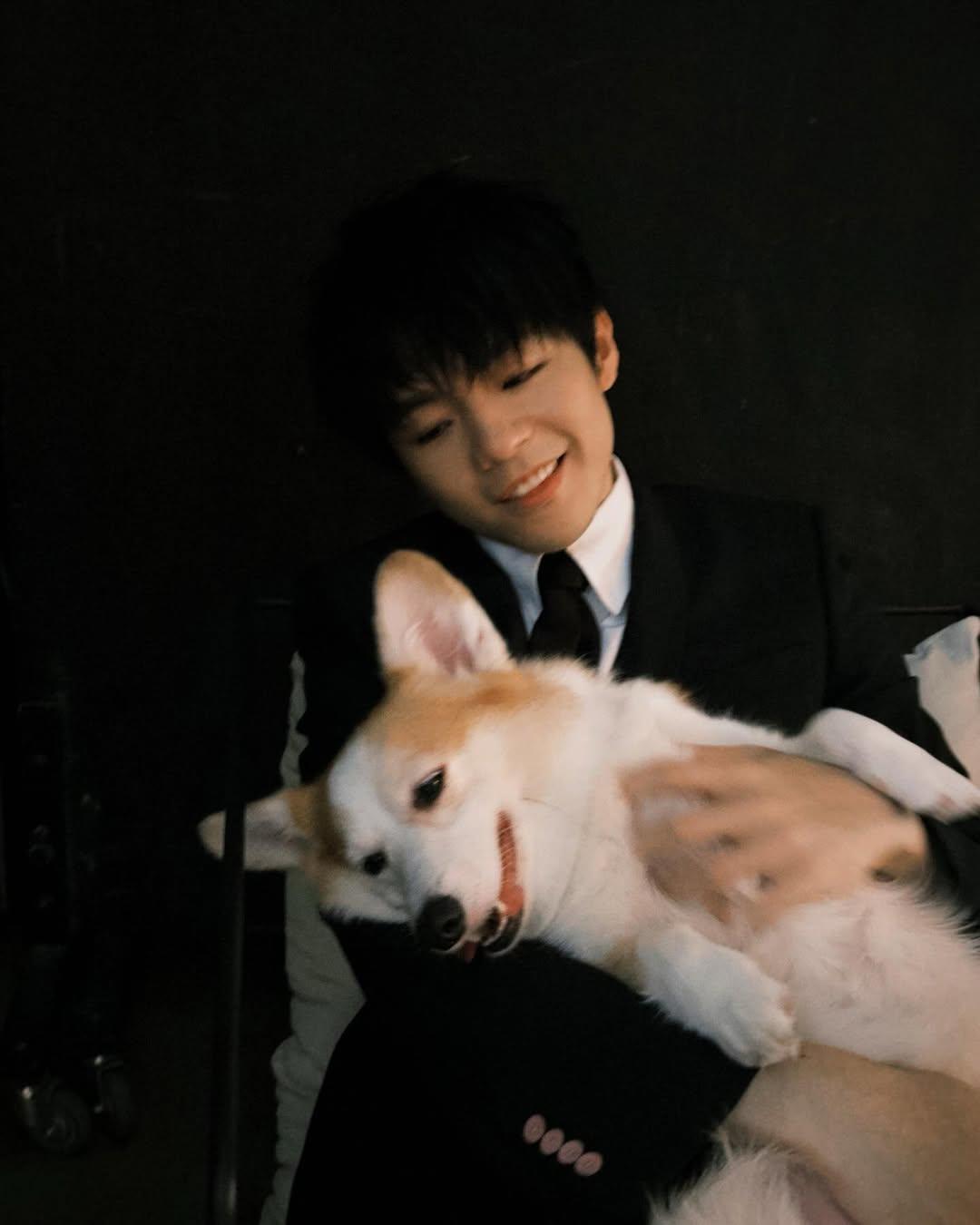 陳卓賢Ian首次與愛犬雞髀影雜誌相,大讚雞髀專對又乖巧。