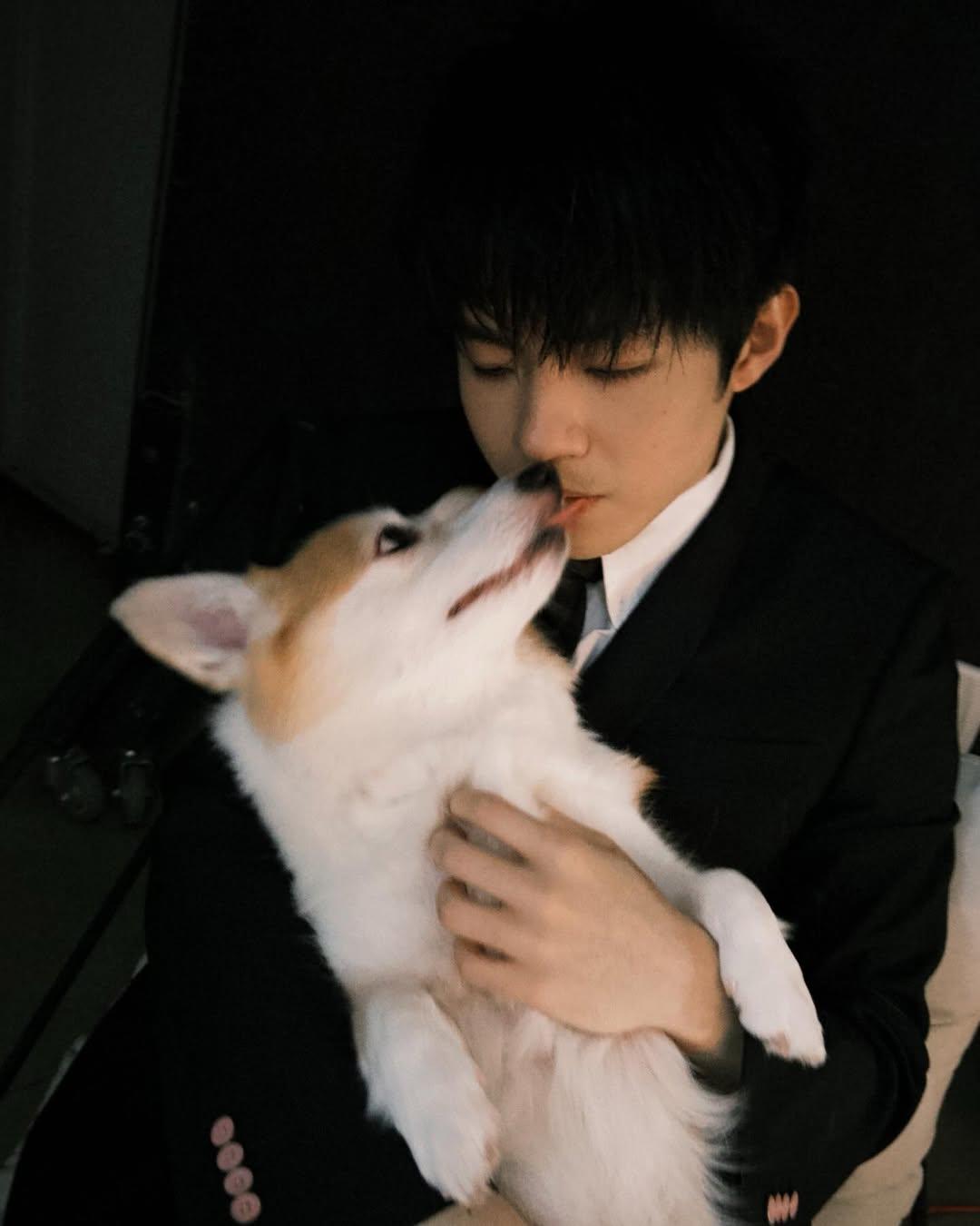 陳卓賢Ian首次與愛犬雞髀影雜誌相,大讚雞髀專對又乖巧。(IG@iancychan)