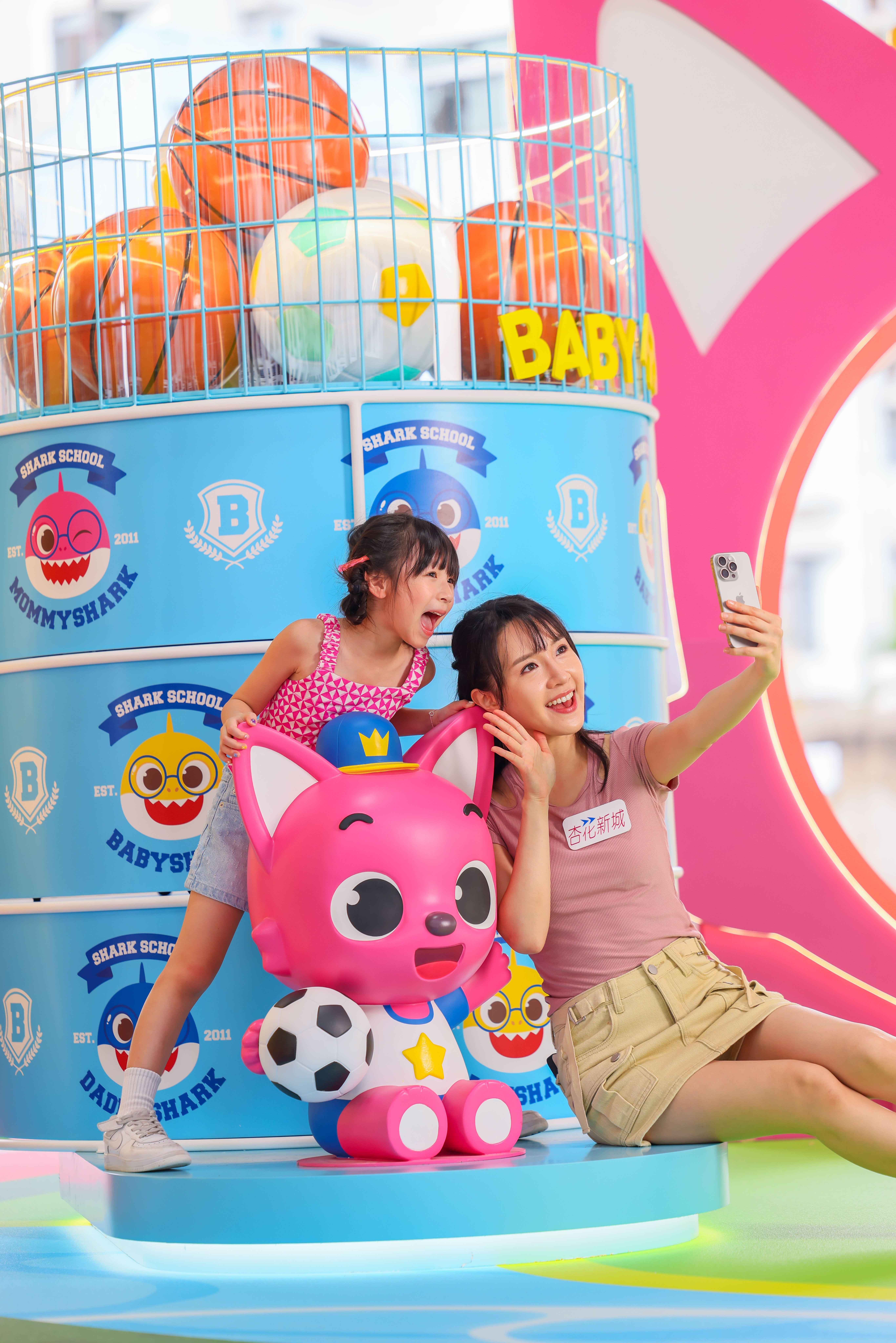 旋轉拼圖站:以最短時間將相同顏色的Baby Shark連成一線