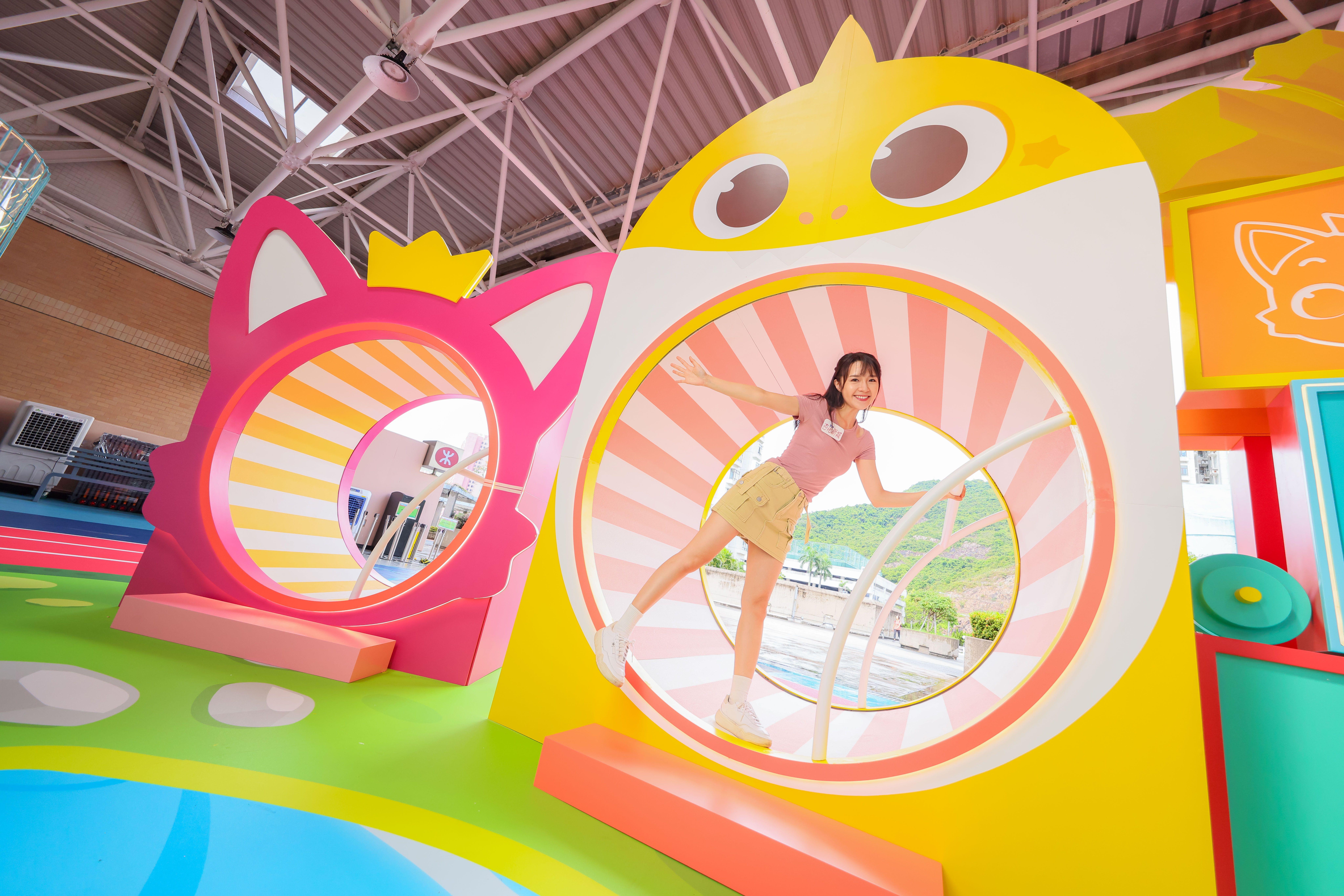 滾滾挑戰輪:跳上巨型滾輪保持平衡同時考驗核心肌群,挑戰連續1分鐘持續慢跑不落地