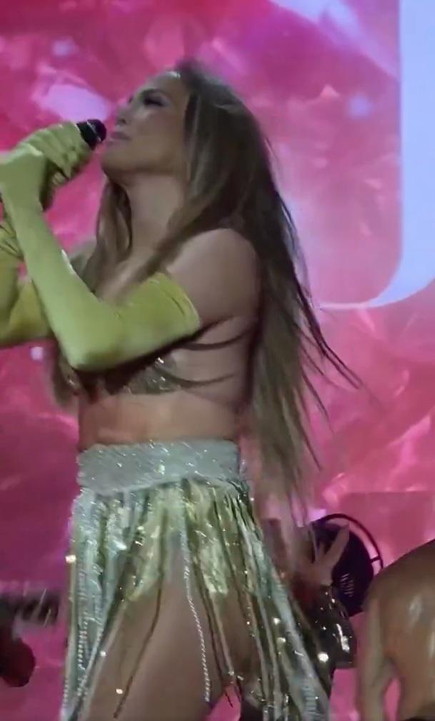 Jennifer著上靚靚短裙出場。