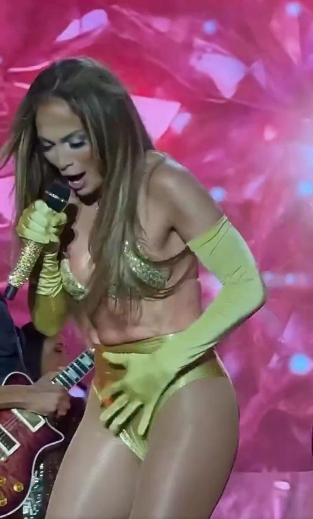 發現短裙已掉在地上。