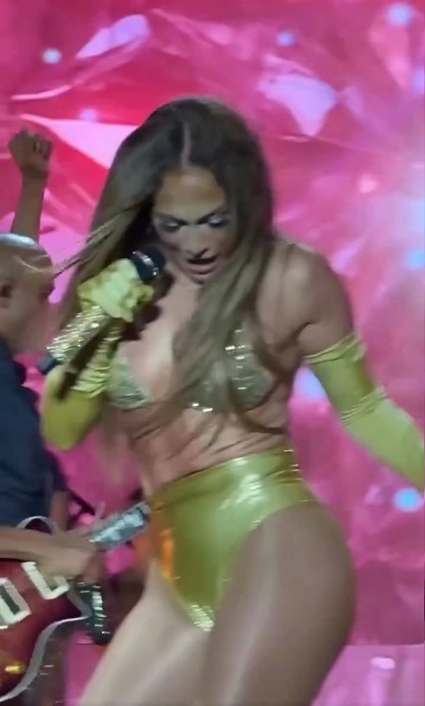 事發突然,Jennifer一臉驚訝問樂迷:「我只穿著內衣就出來嗎?」