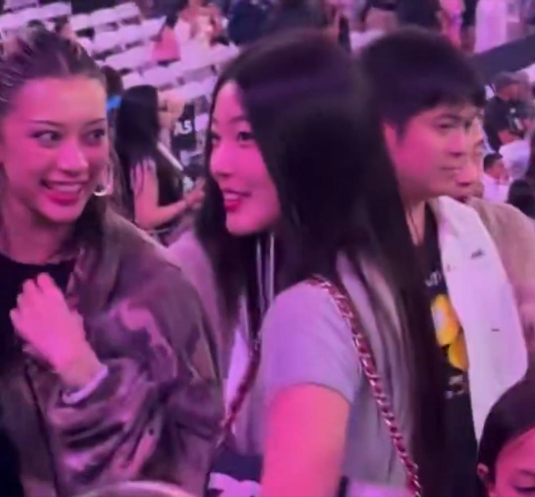 女團KATSEYE’s的Megan與Yoonchae,亦有到場欣賞BLACKPINK演唱會。