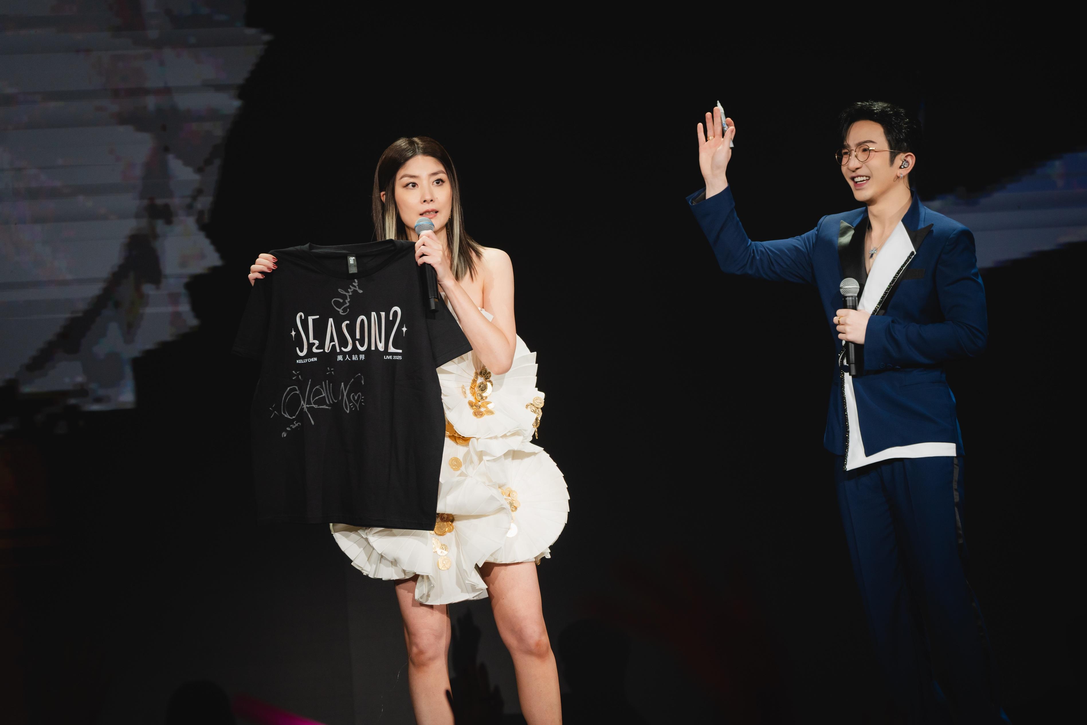 Anson Lo舉手表示想要簽名T-shirt。