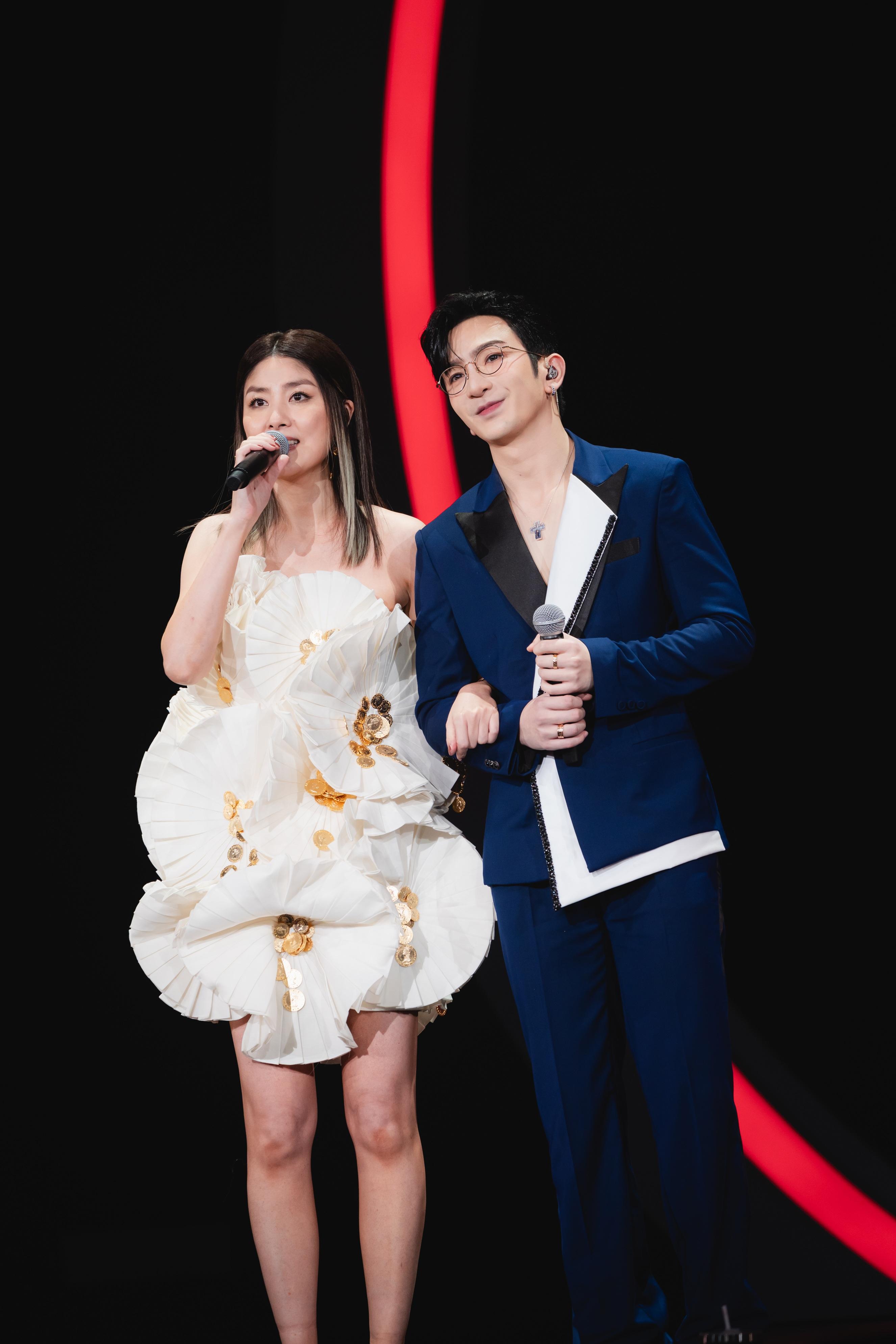 陳慧琳邀請Anson Lo擔任演唱會嘉賓,撓著對方手合唱。