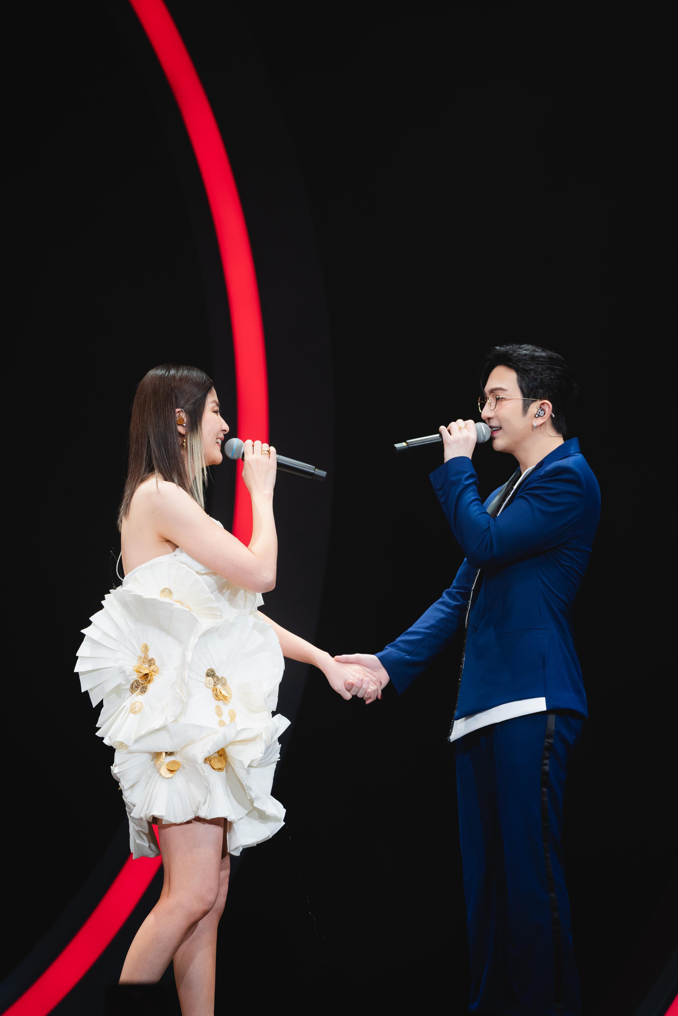 陳慧琳與Anson Lo手拖手合唱《深閨》。