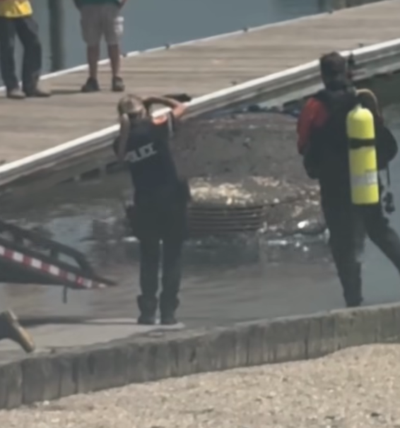 被打撈的汽車已長滿藤壺。(影片截圖)