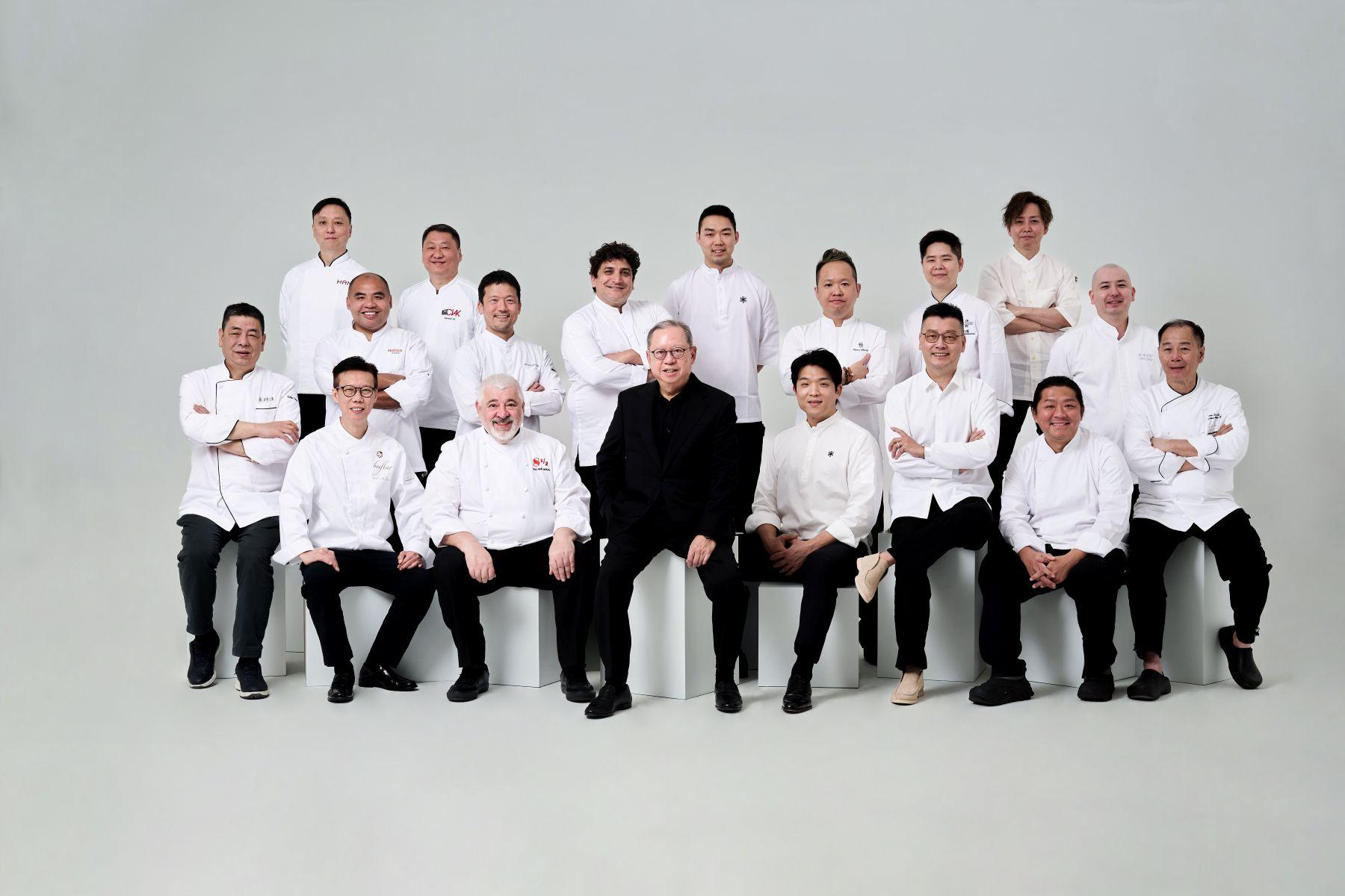 林建岳博士率領旗下餐廳名廚團隊慶祝其餐飲集團18周年,MOSU Hong Kong行政總廚 安成宰和8½ Otto e Mezzo Bombana主廚Umberto Bombana分別坐在左右。