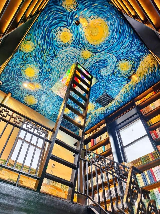 廣州燈塔圖書館的直藏書區,在15米高的五層塔樓內,從下而上陳列海上絲綢之路的歷史文化等書籍,而沿着天梯步至頂層,抬頭就看到梵高名作《星空》。(圖片來源:南沙圖書館微信公眾號)