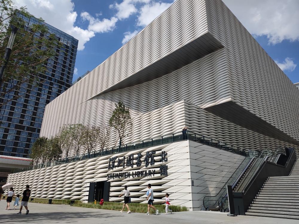 深圳圖書館北館的整體設計採用簡約風格,利用白色的菱格元素貫穿整座建築。自2023年底開幕後,現已成為深圳文化地標之一。(圖片來源:視覺中國)
