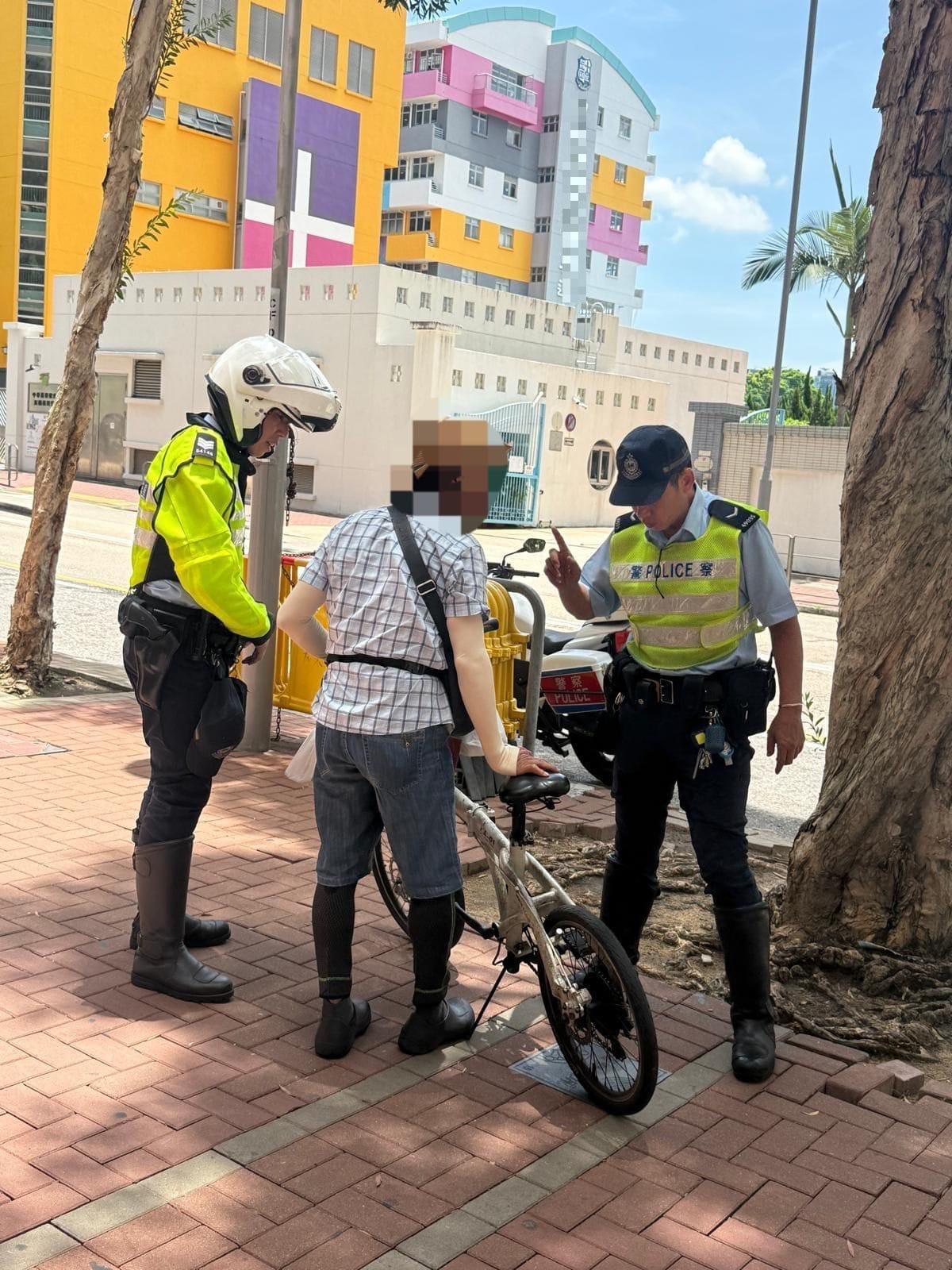 警九龍城打擊交通違例,兩中國籍男涉駕駛電動車被捕。(警方圖片)