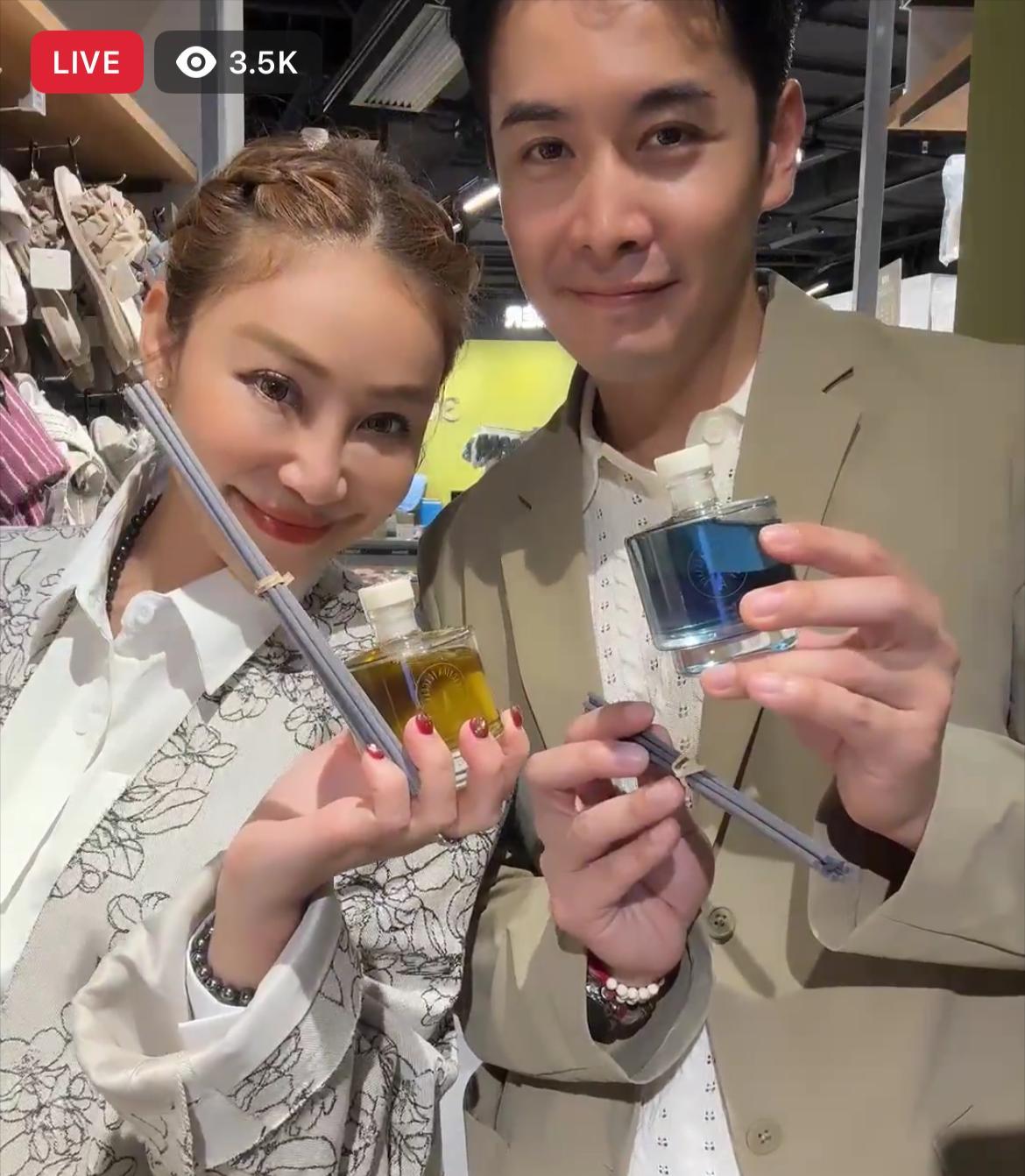 ViVi與Don落力主持直播3小時,由企到坐,全程無間斷為粉絲推介好物。