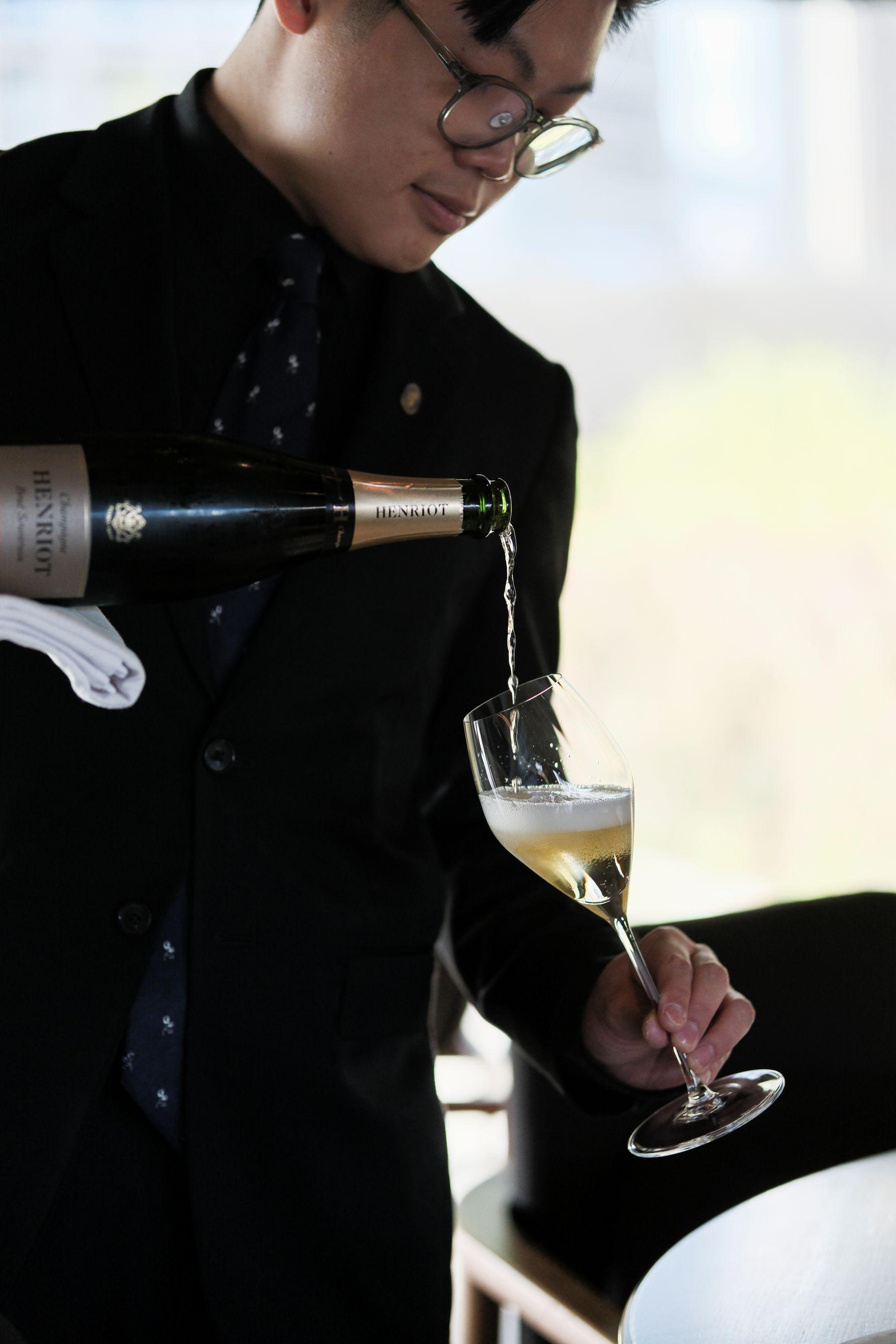 所有預約MOSU Hong Kong的客人可享2008年份香檳一杯(視供應情況而定)