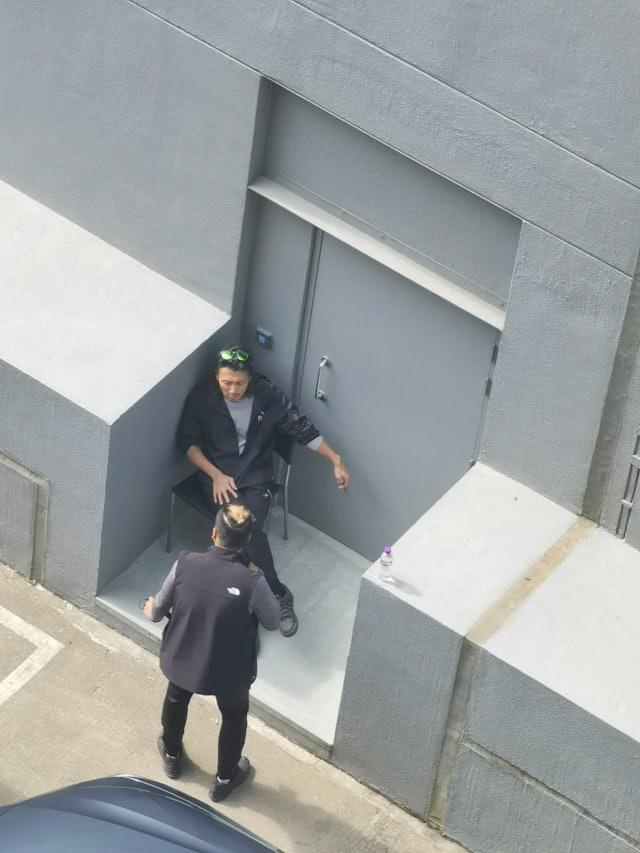最近有網民在小紅書分享早前於內地市區巧遇謝霆鋒拍戲,當時他在休息期間手中拿住一支雪茄與工作人員聊天對話。
