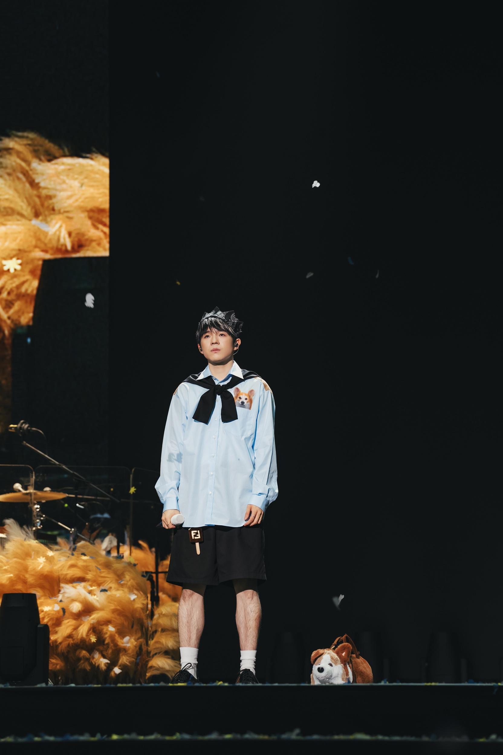 陳卓賢Ian於澳門舉行巡唱終極尾場,愛犬雞髀以另類形式登場。