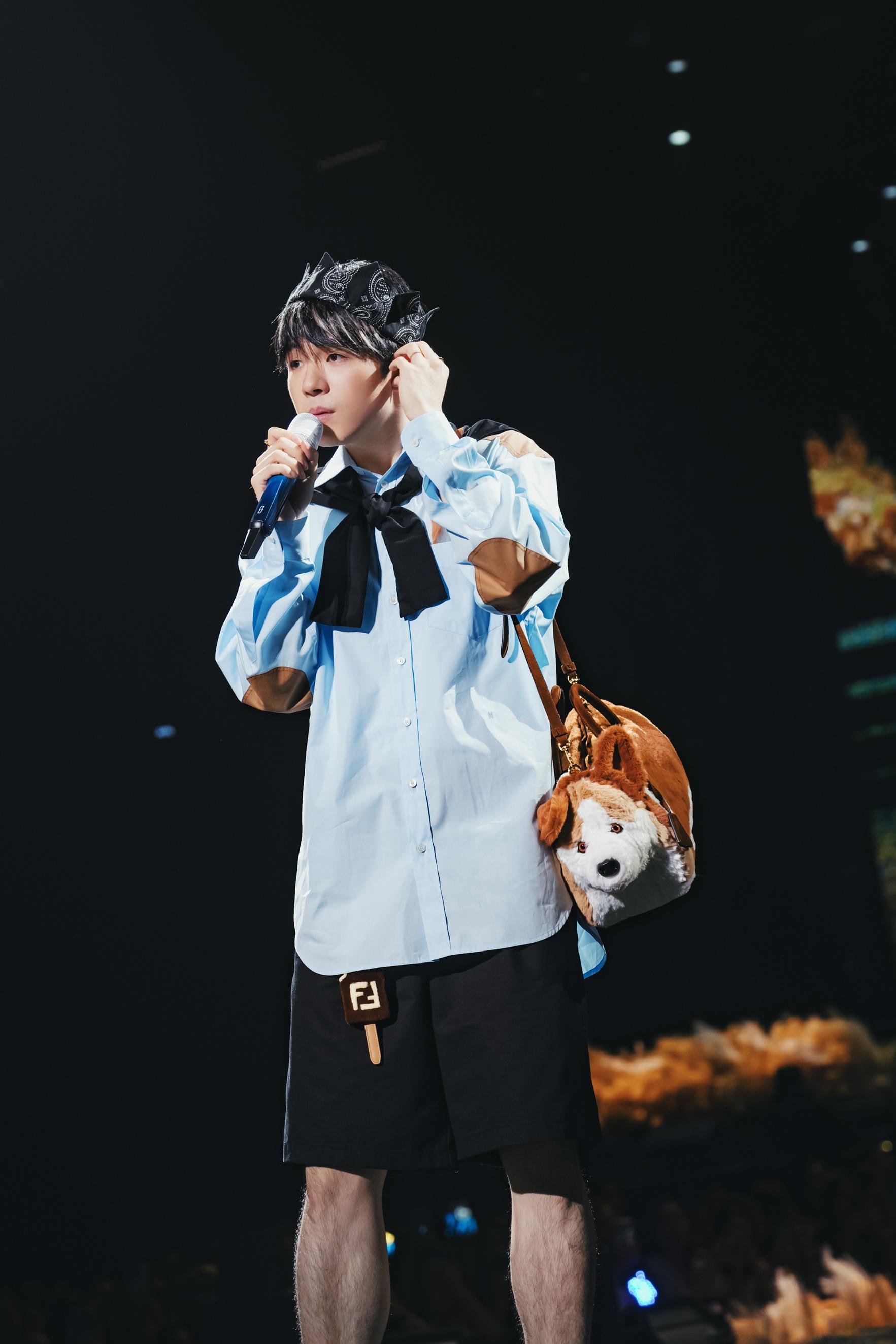 陳卓賢Ian於澳門舉行巡唱終極尾場,愛犬雞髀以另類形式登場。