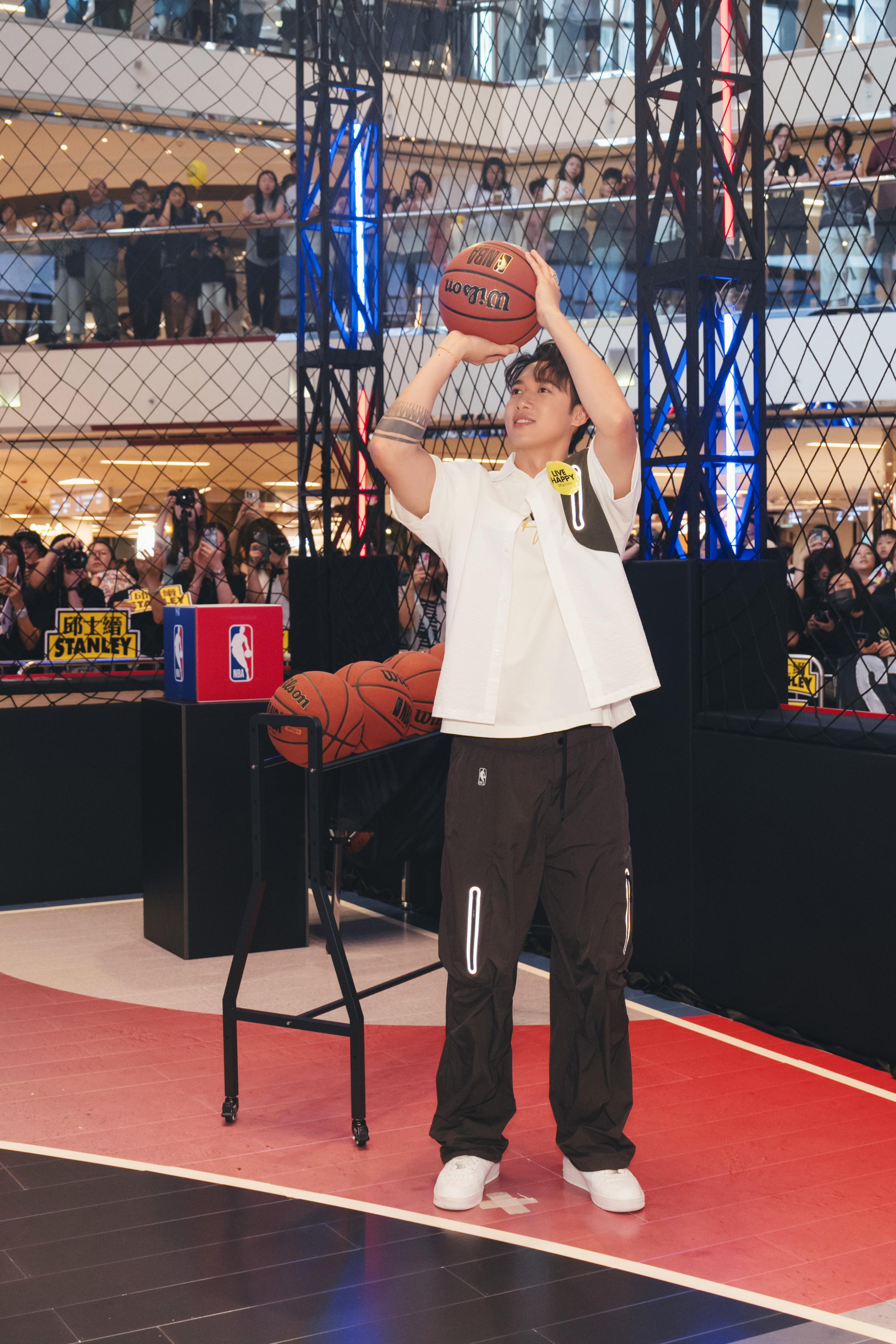球技了得的Stanley,短短1分鐘快速通過傳球、射球、運球四大關卡。