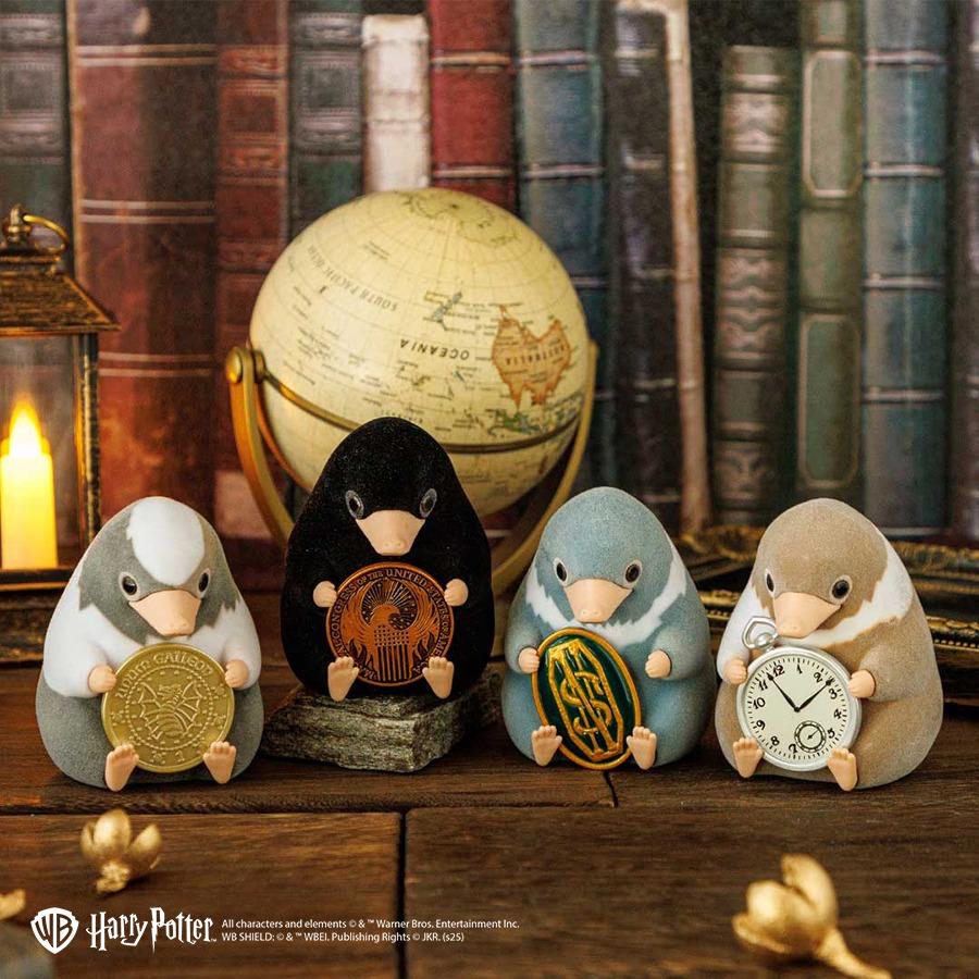 玻璃獸NifflerBB扭蛋($80):玻璃獸Niffler BB手持牠們最愛的閃亮物件,如Galleon幣、Newt的懷錶、美國魔法國會的徽章和Newt的寶石,4色玻璃獸BB隨機配上其中一種物品。