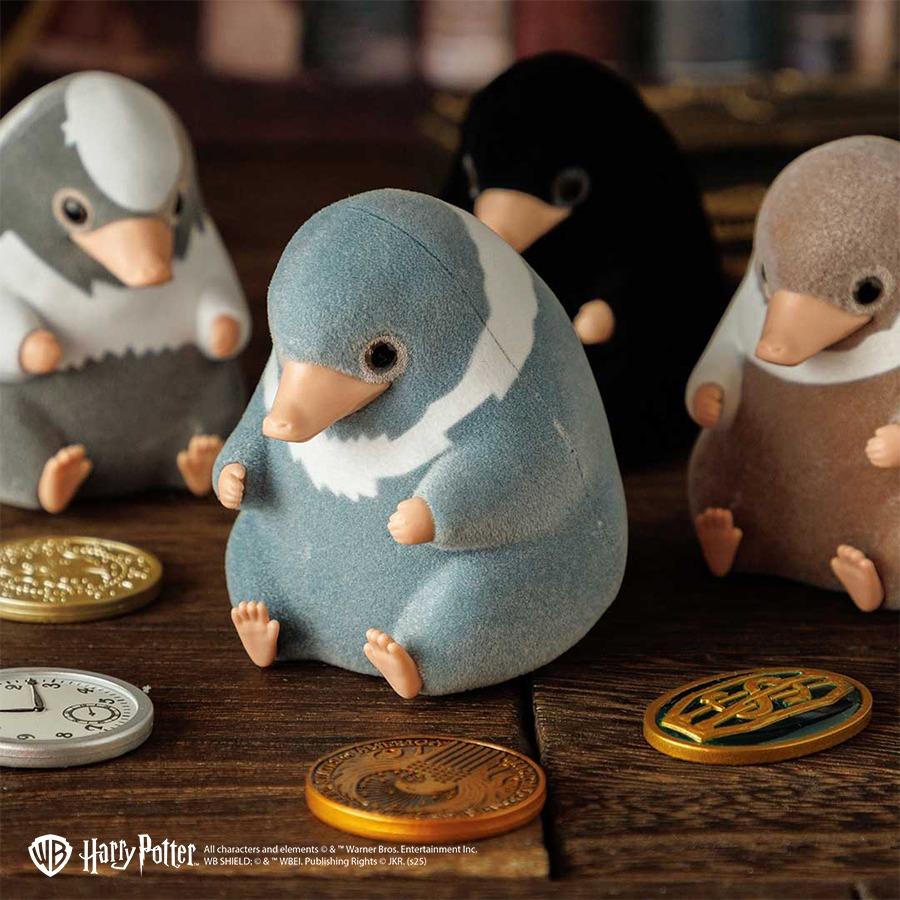 玻璃獸Niffler BB扭蛋($80):玻璃獸BB手持牠們最愛的閃亮物件,如加隆幣、紐特的懷錶、美國魔法國會的徽章和紐特的寶石,4色玻璃獸BB隨機配上其中一種物品。