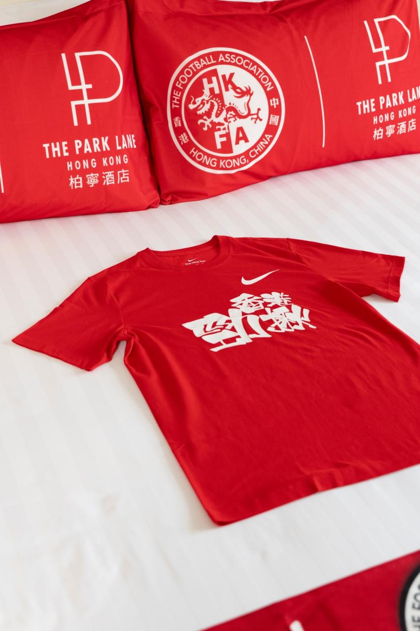 o 重現啟德主場絕殺對手的熱血時刻,附贈紀念品包含Nike「香港勁揪」T恤、港隊錦旗、拖鞋及港隊明信片。
