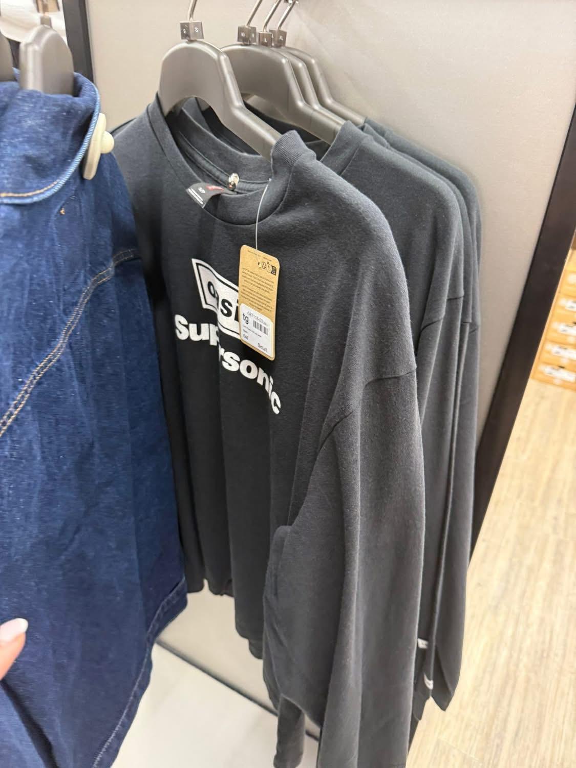 Oasis X Levi’s的服飾,在英國開始發售。