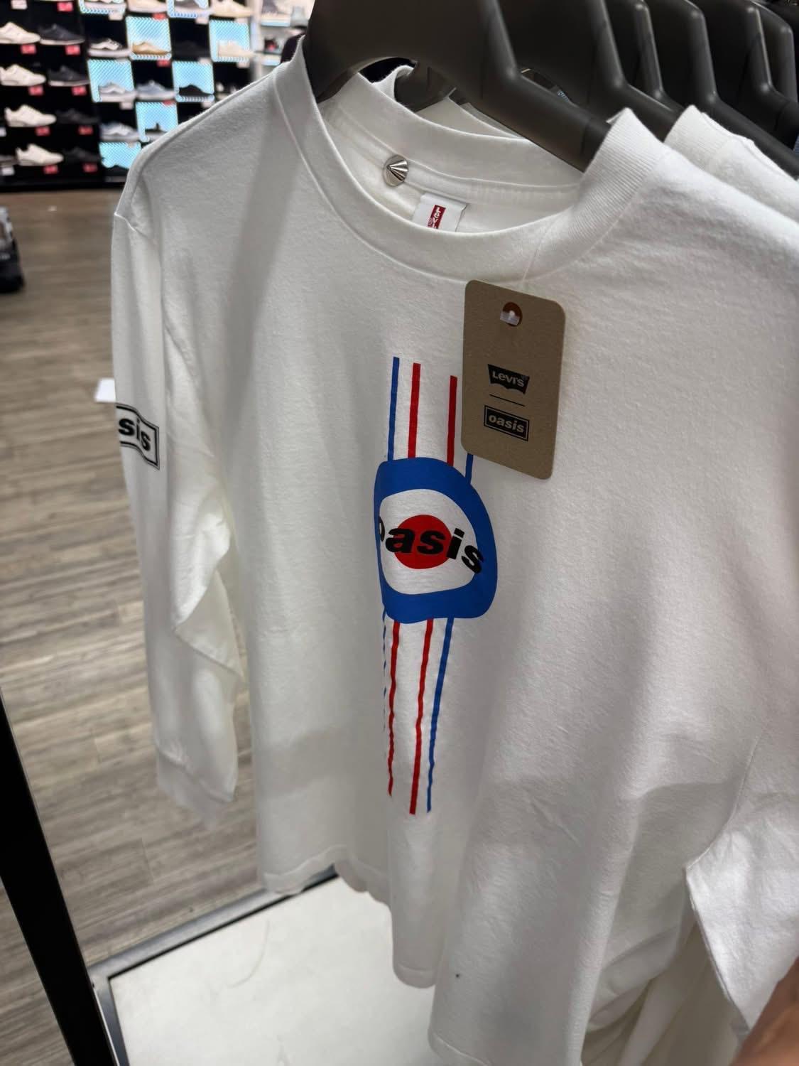 Oasis X Levi’s的服飾,在英國開始發售。