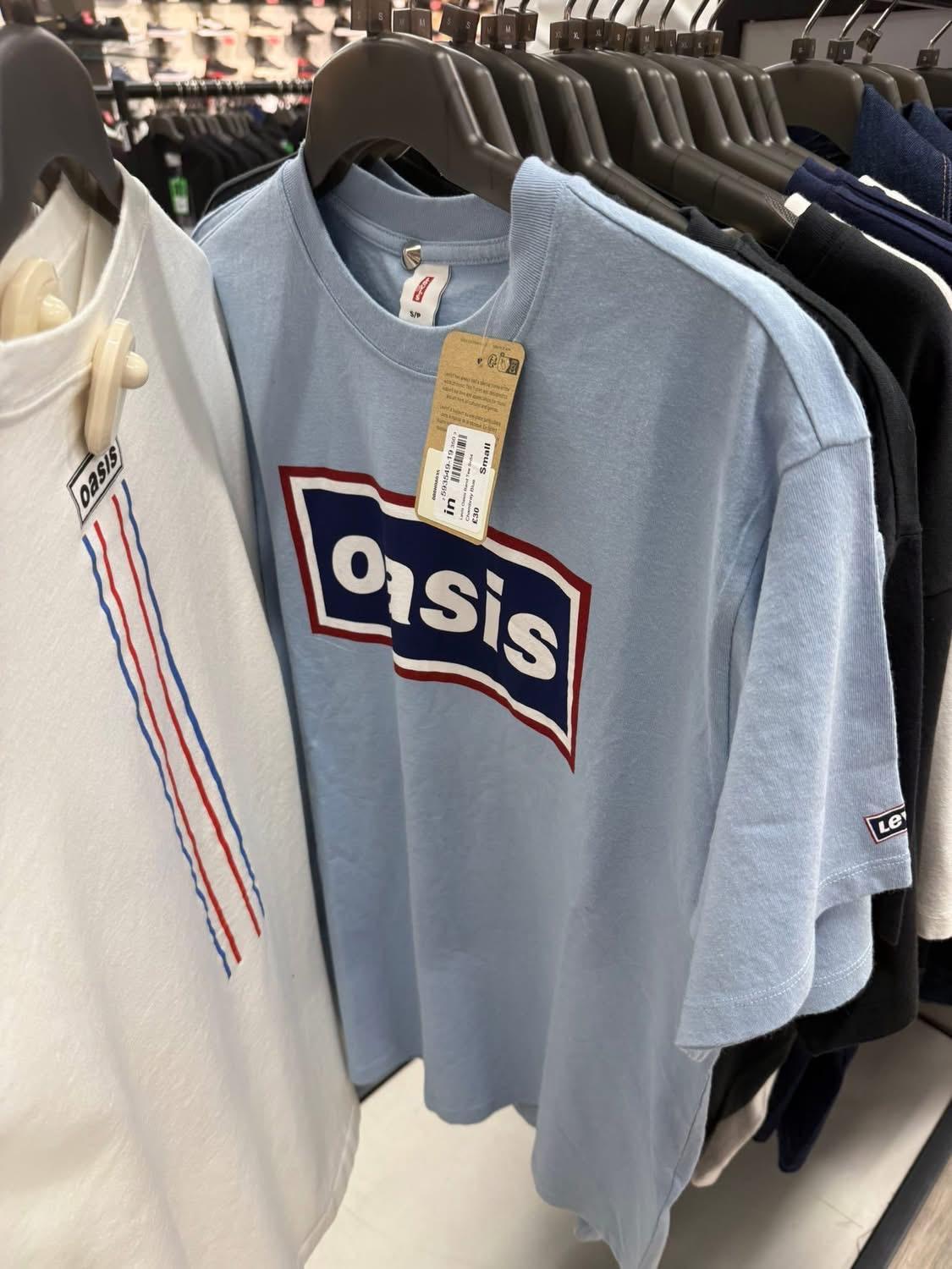 Oasis X Levi’s的服飾,在英國開始發售。