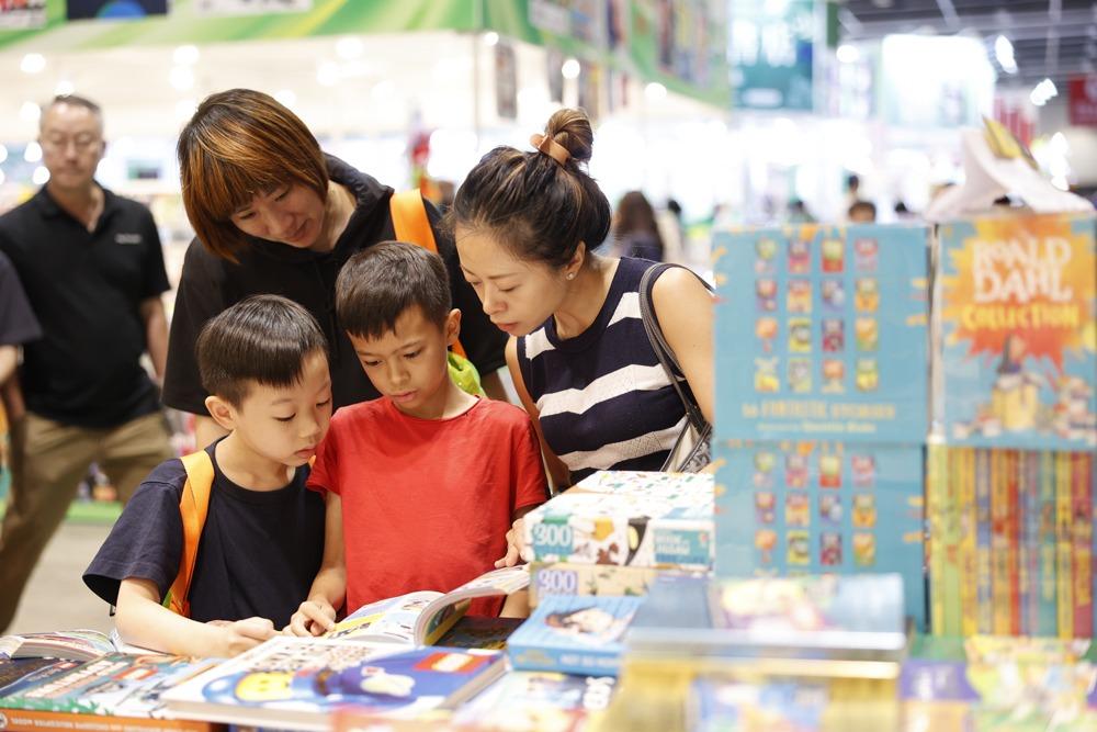 書展期間消費滿500元並出示購物單據,可到指定換領地點換領第35屆書展限量紀念版布袋及精美禮品,先到先得,換完即止。(圖片來源:香港貿易發展局)