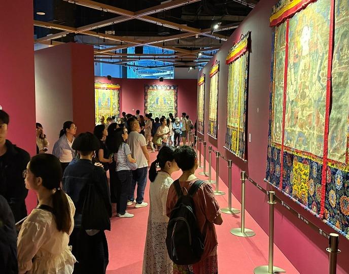 唐卡是藏語thang-ka的音譯,其中thang義為「松樹」,-ka為名詞尾碼。企業家劉鑾鴻太太劉洪文燕是「雪域的祝福」唐卡藝術展的策展人及藏品提供者,展覽由鴻文慈善基金聯同香港各界慶典委員會及香港大學饒宗頤學術館等機構協辦。(圖片來源:香港崇光百貨facebook)