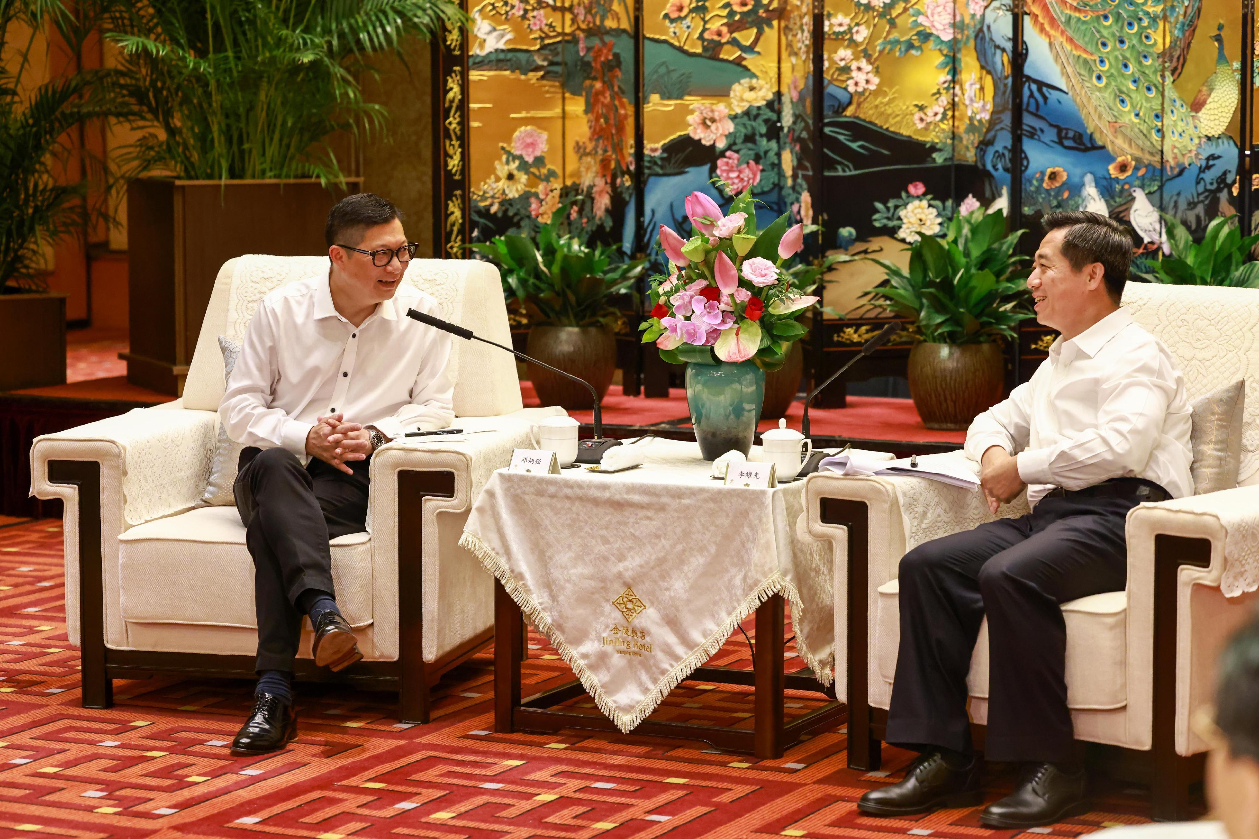 鄧炳強(左)與江蘇省委常委、省委政法委書記李耀光(右)會面。(政府新聞處圖片)