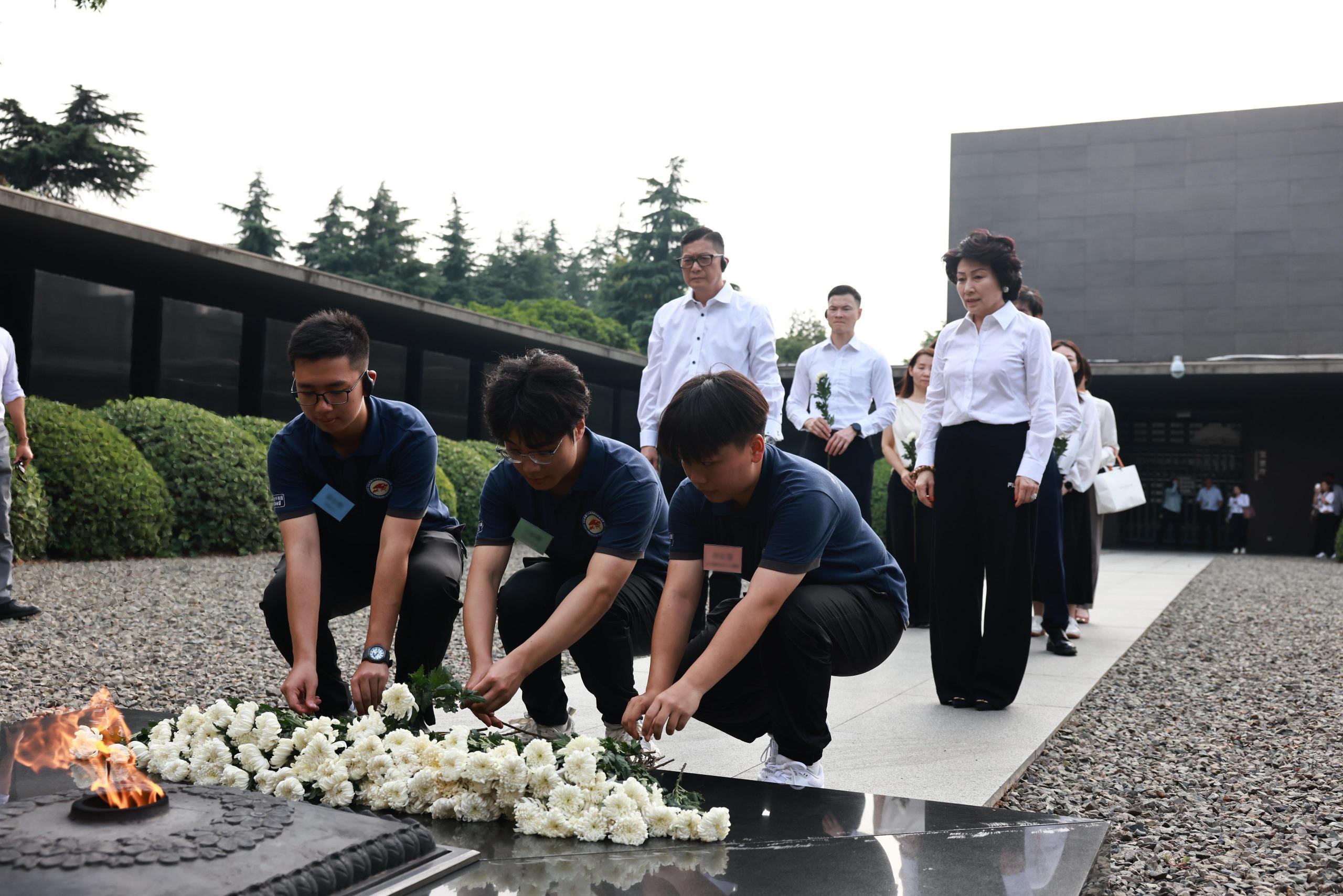 鄧炳強(後排左)帶領學員到訪侵華日軍南京大屠殺遇難同胞紀念館,並參與祭拜儀式。(政府新聞處圖片)
