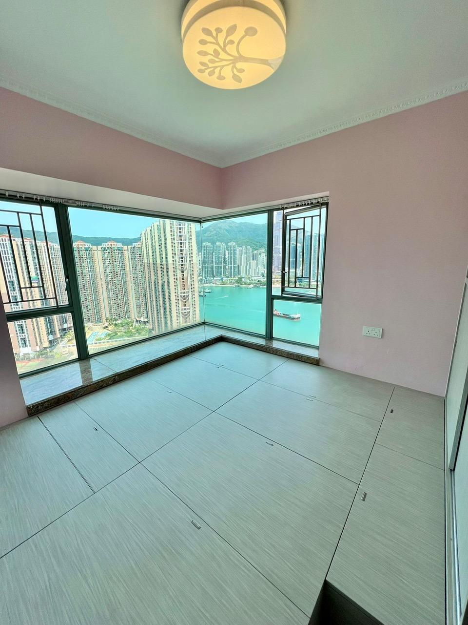 主人房設90度大窗,視野極佳,而地台加建至窗台水平,提供不少收納空間。(代理提供)