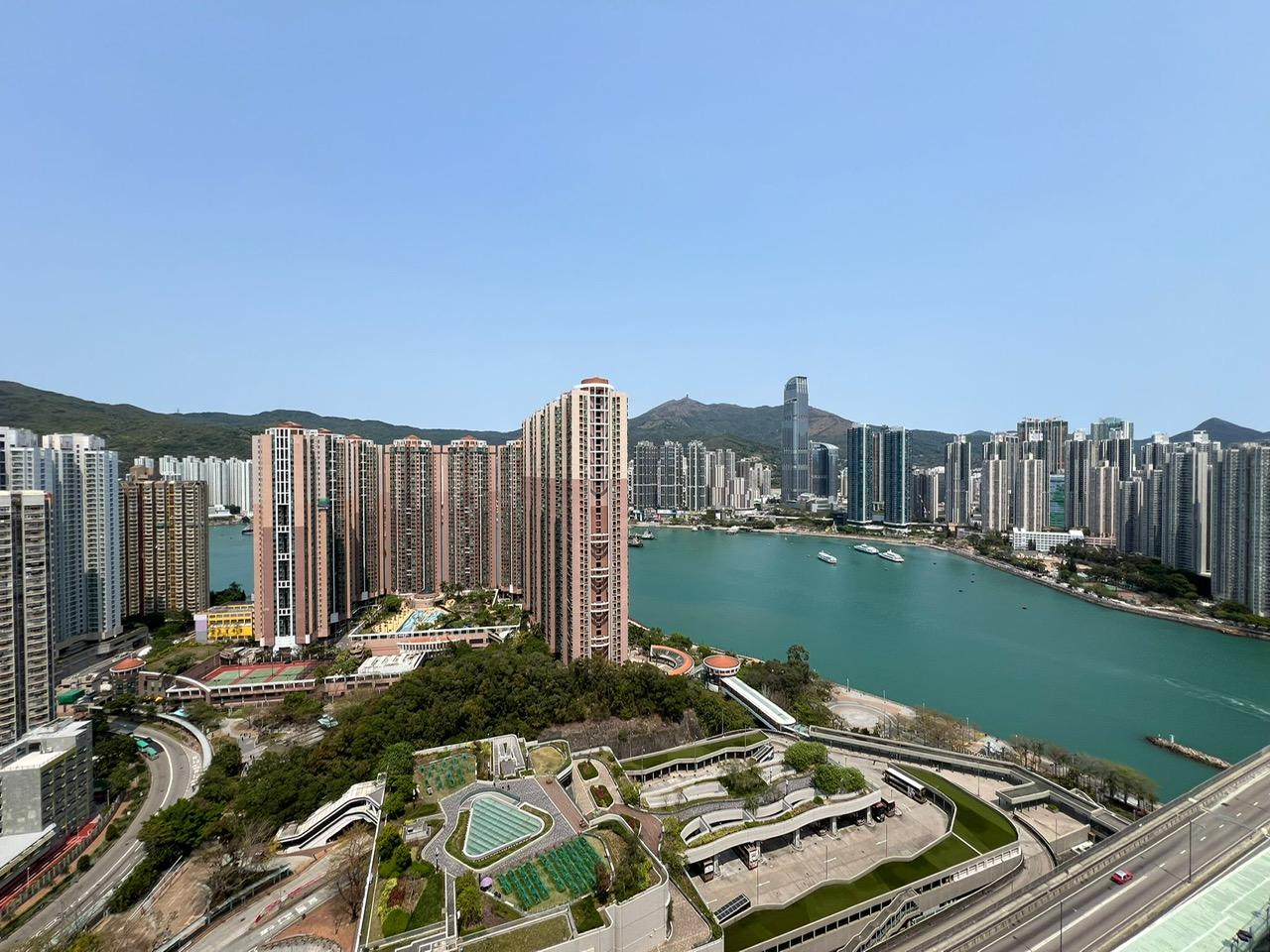 主人房的90度大窗戶,景觀吸引,屬屋苑優質盤。(代理提供)